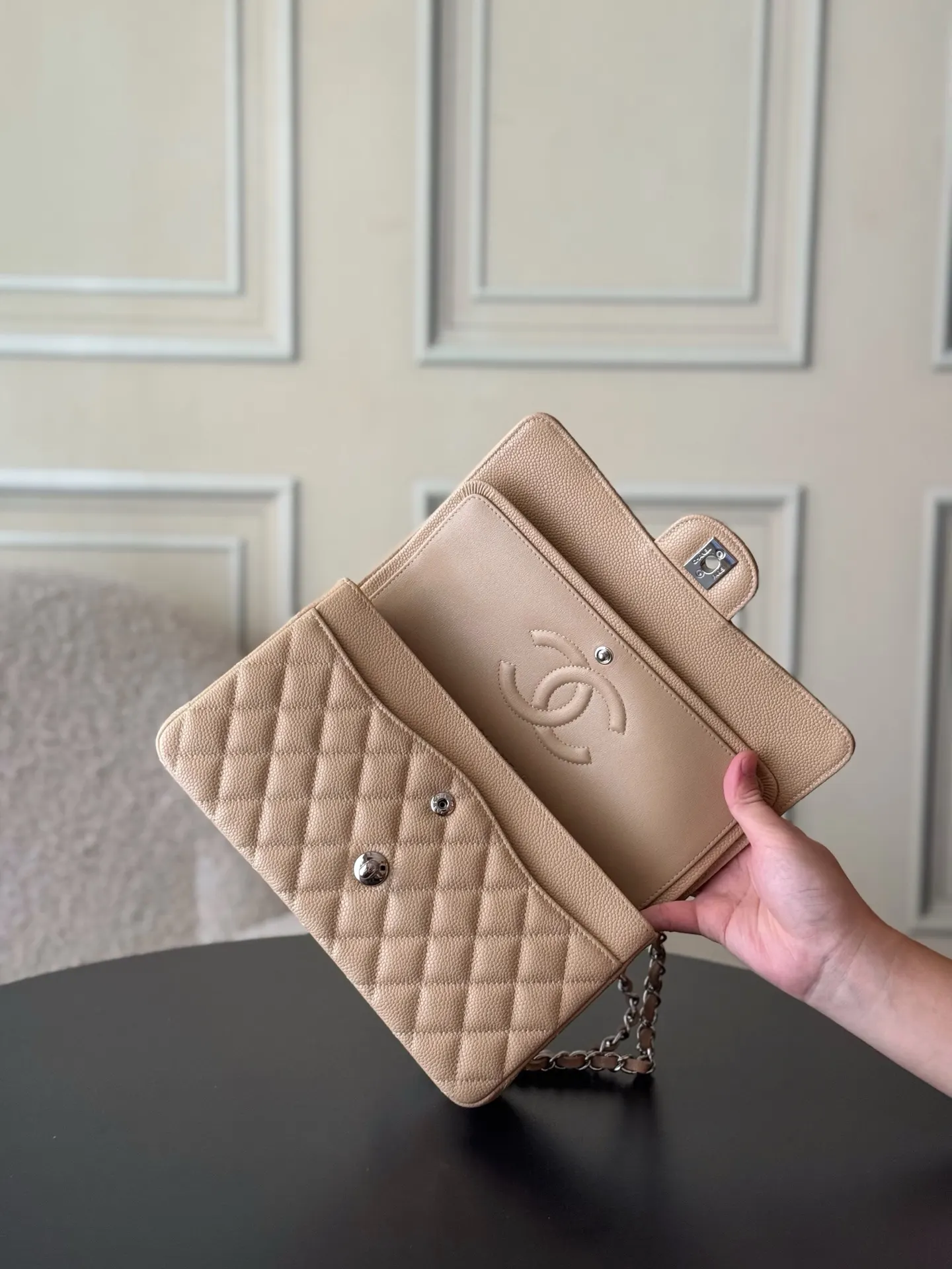 Chanel 米棕色鱼子酱牛皮翻盖链条包 金扣