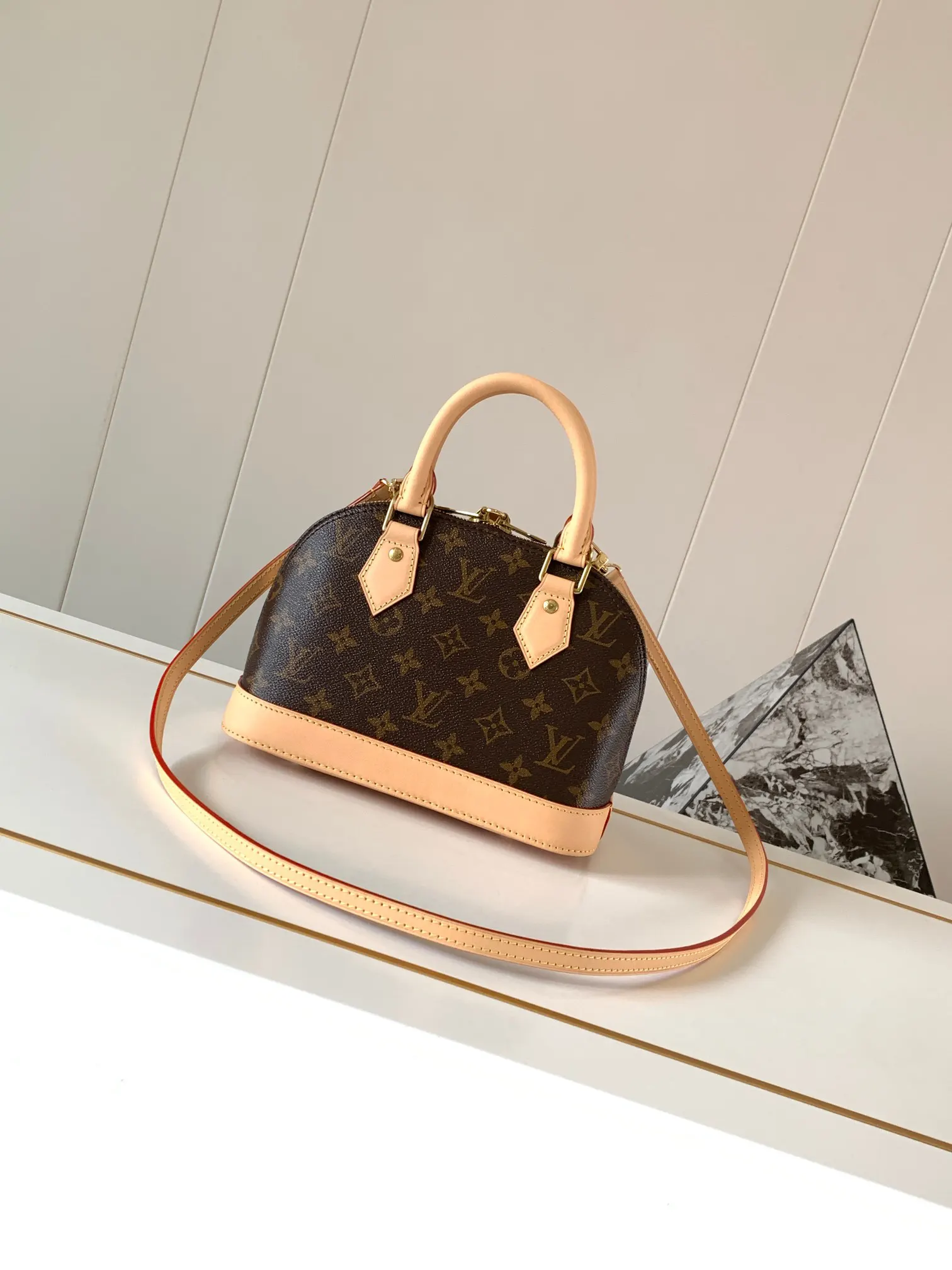 LV Alma classic Monogram, shell bag Image 3 LV Alma classic Monogram, shell bag Image 3