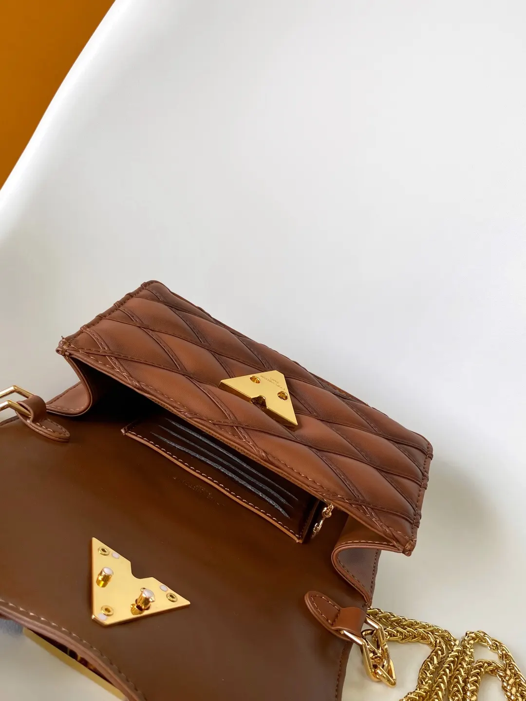 LV 黑色 棕色 牛皮 鏈條包 精致鏈條款(數字8) LV 黑色 棕色 牛皮 鏈條包 精致鏈條款(數字8)