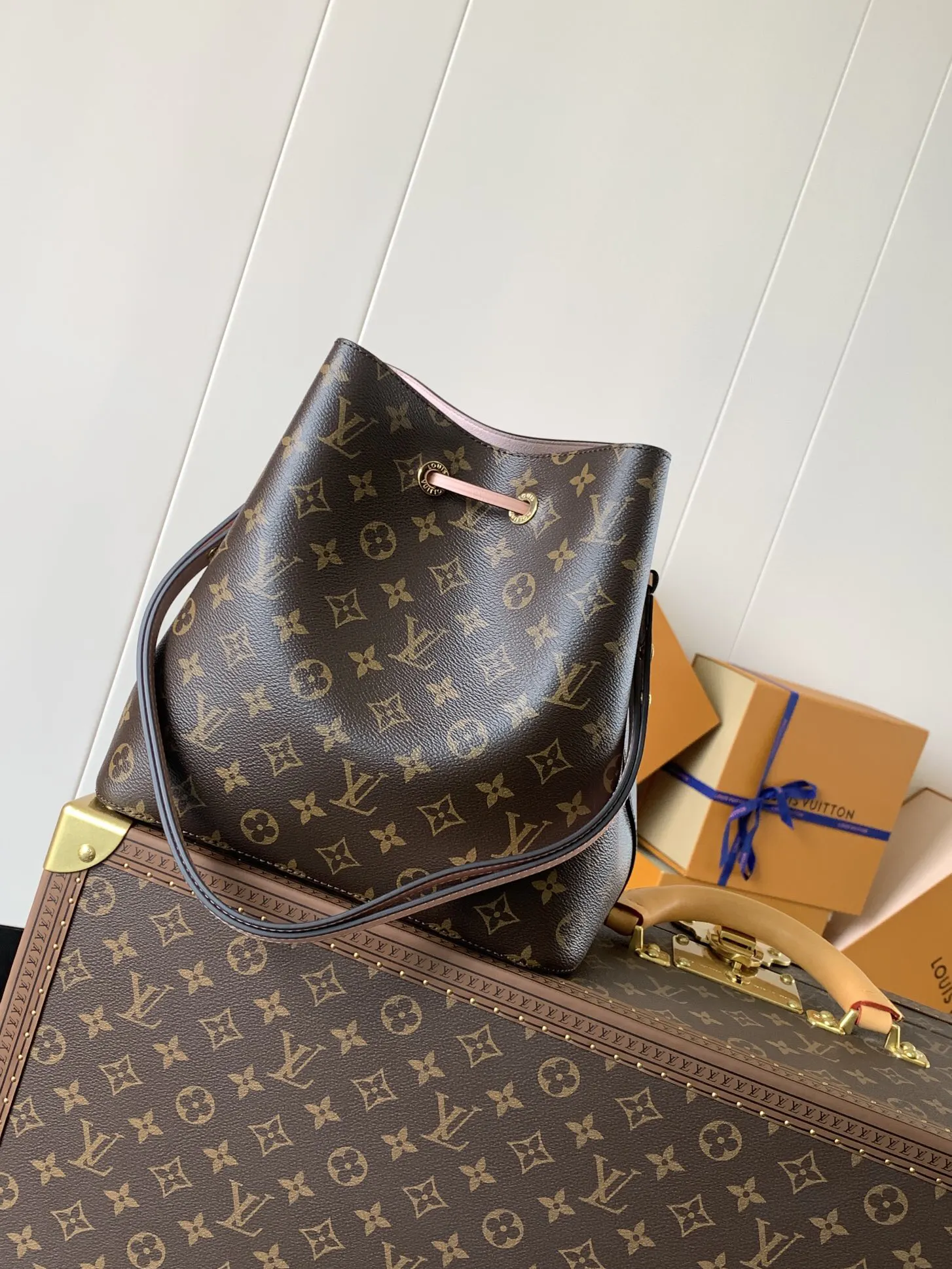 LV 牛皮 Monogram 涂层帆布一光滑牛皮饰边一超细纤维内 水桶包 休闲水桶款