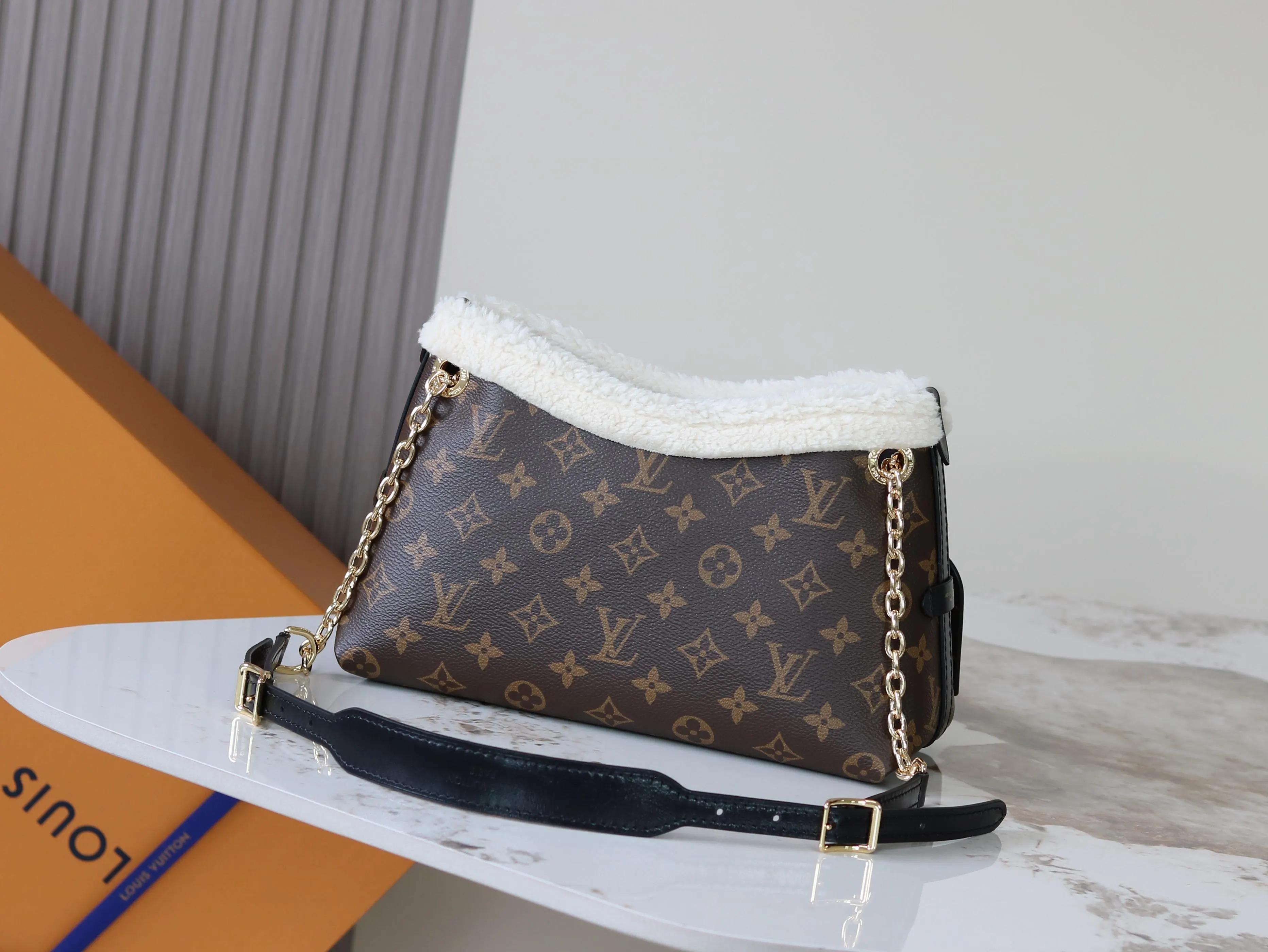 LV classic Monogram, chain bag, shoulder messenger model Image 3