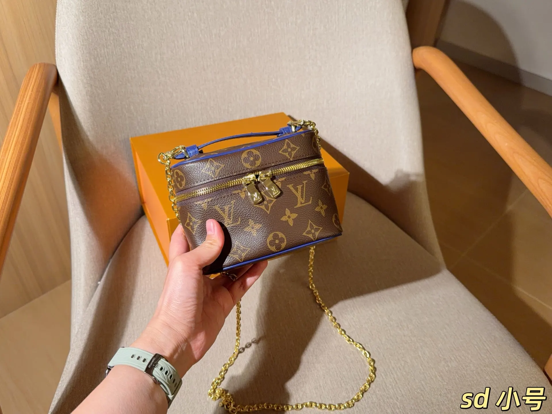 LV 化妆包 便携收纳款