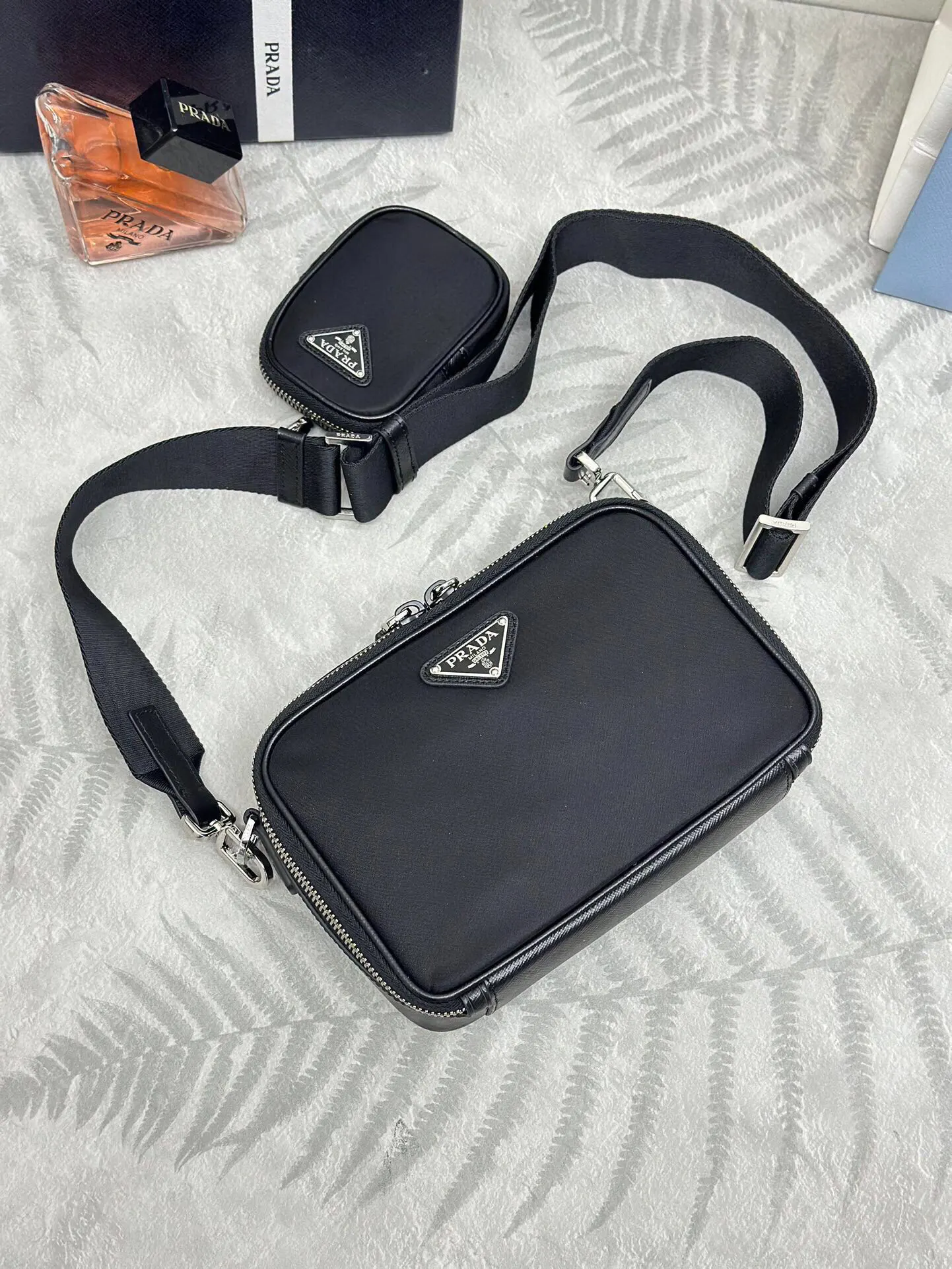 Prada Re-Nylon 2VH070 皮革 Saffiano 十字纹 斜挎包