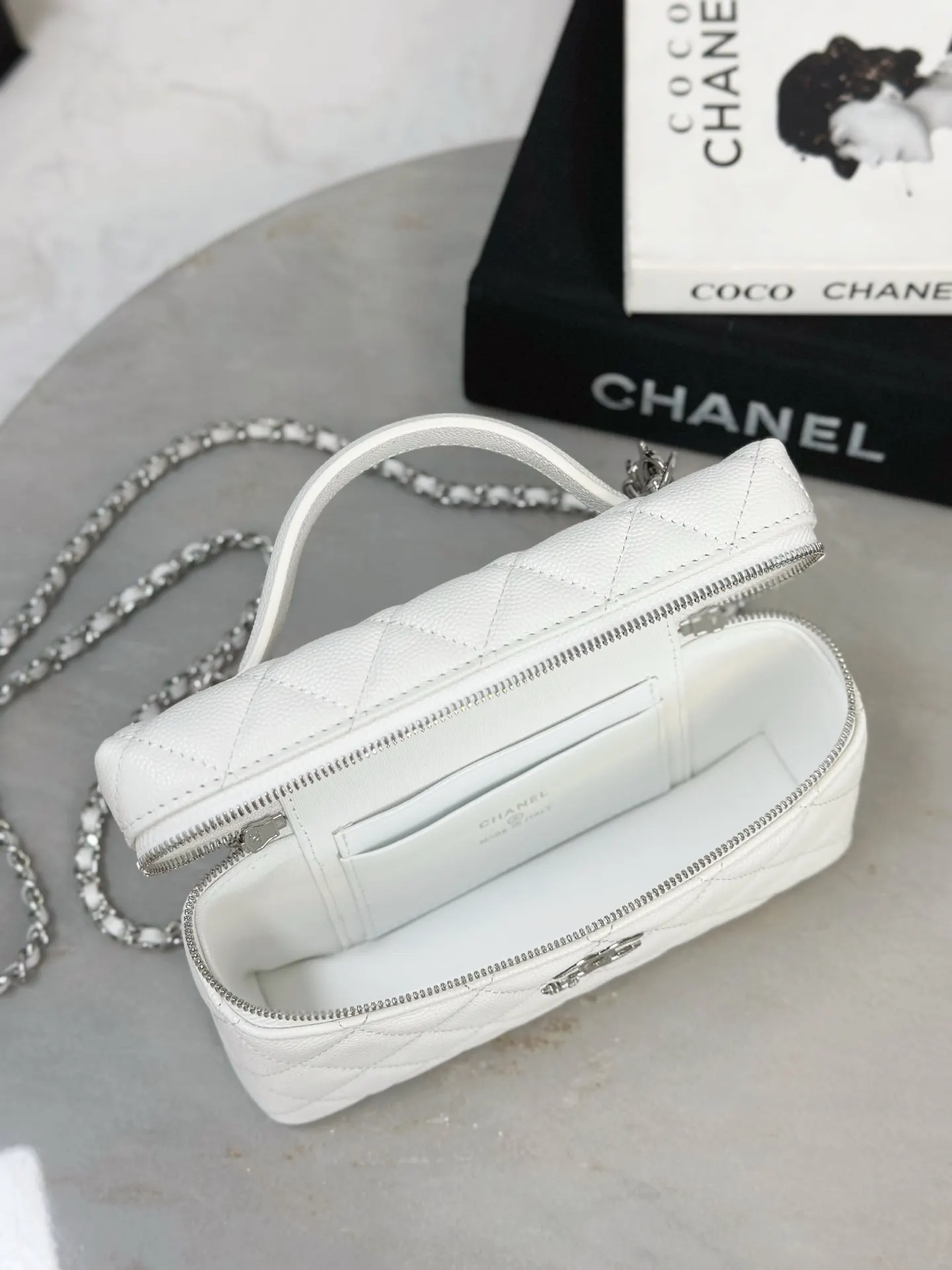 CHANEL 19 Bag 白色荔枝纹牛皮链条包 迷你款