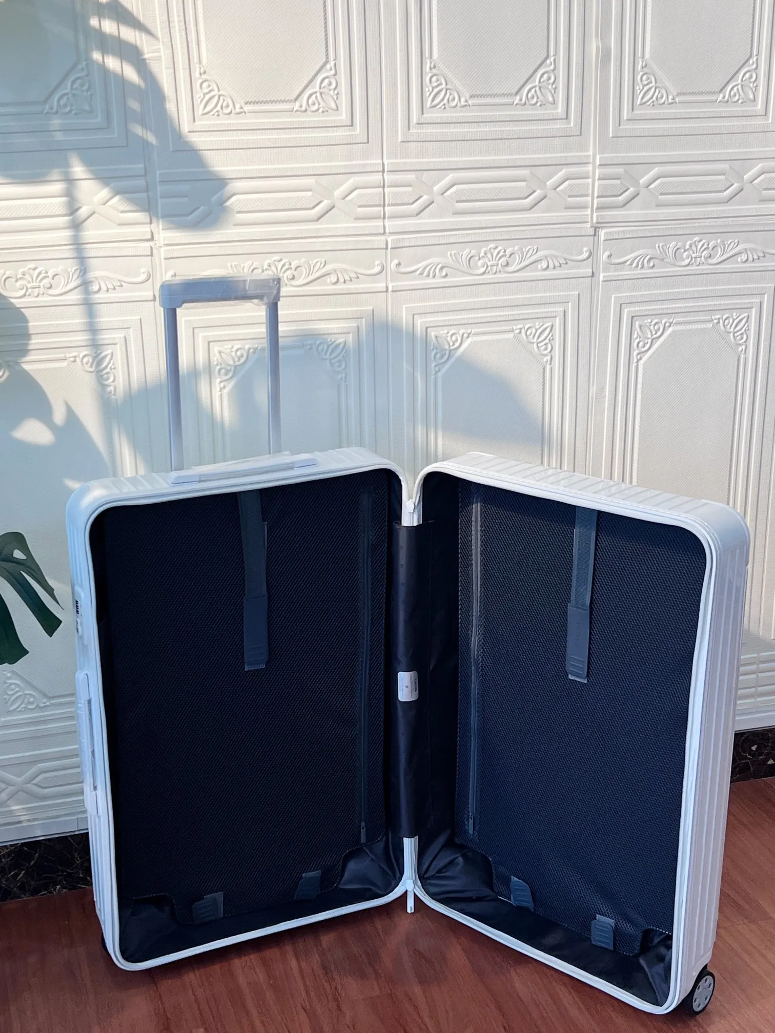 黑色 白色 日默瓦rimowa拉杆箱行李箱登机箱旅行箱方胖子運動 旅行拉杆款 輕便出行款(數字6) 黑色 白色 日默瓦rimowa拉杆箱行李箱登机箱旅行箱方胖子運動 旅行拉杆款 輕便出行款(數字6)