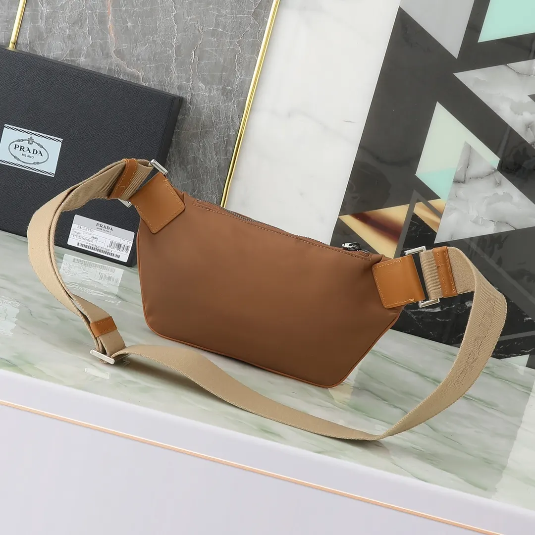 PRADA 腰包 轻便实用款