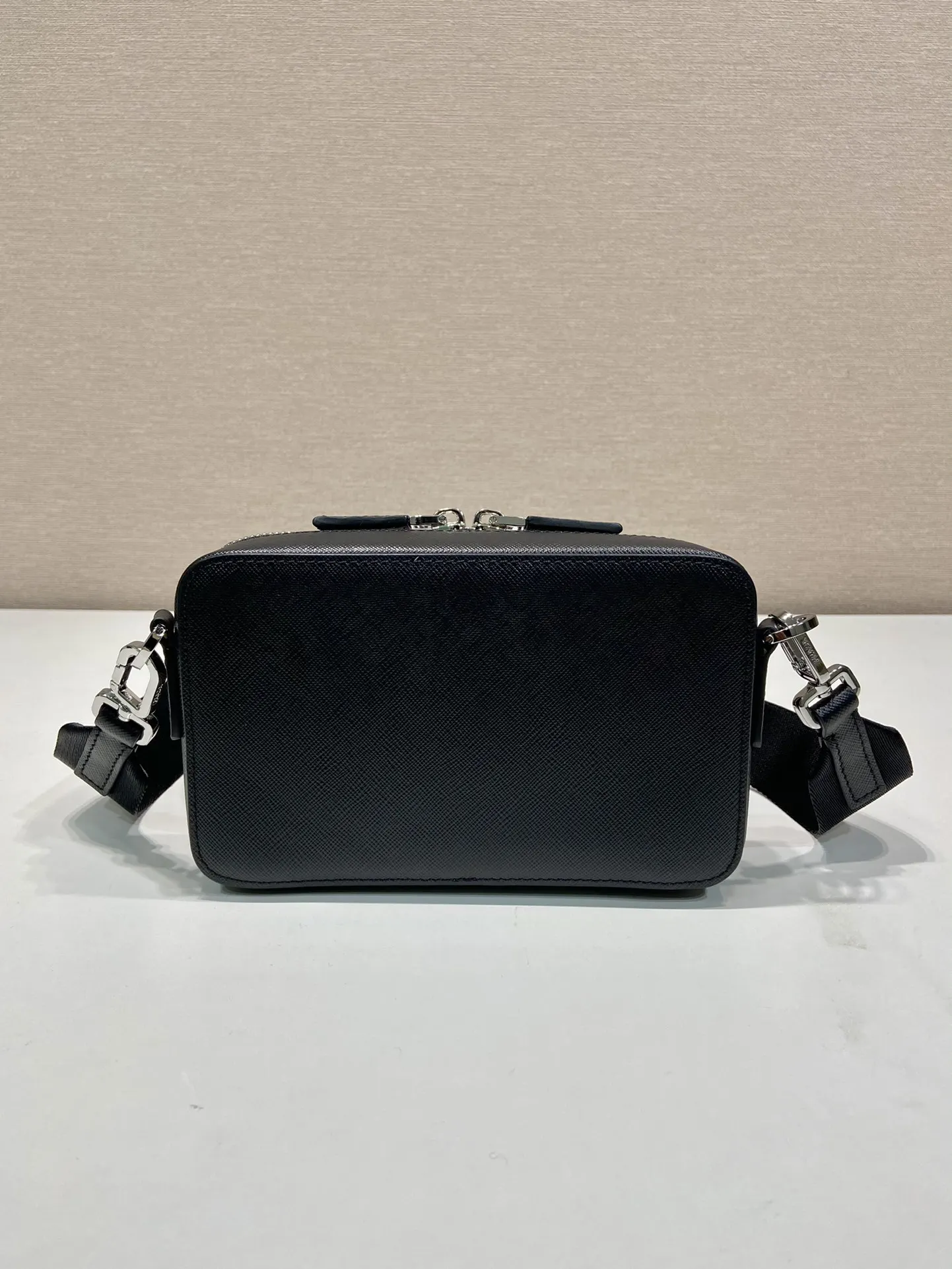Saffiano 容量空间大 值得拥有 赶紧入手吧 长 高 斜挎包 轻便斜挎款