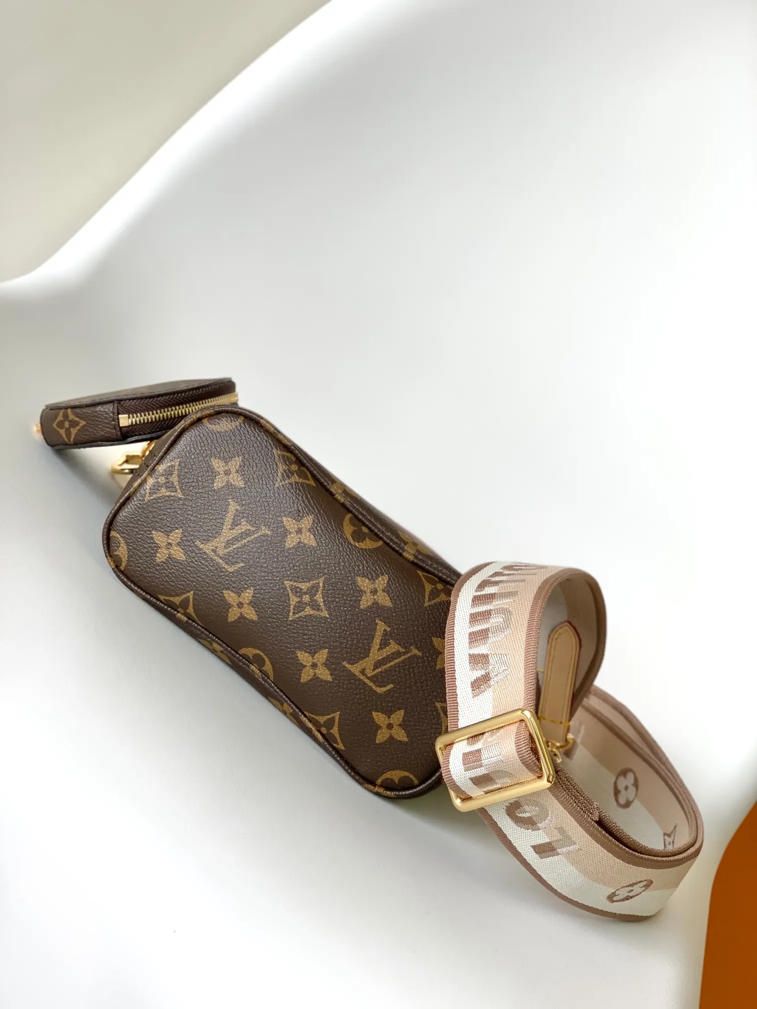 Neverfull 卡其 牛皮 手拿包 精致手拿款
