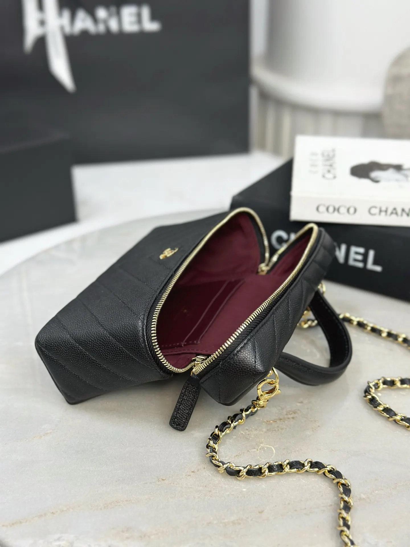 CHANEL 19 Bag 黑色荔枝纹牛皮链条包 翻盖款