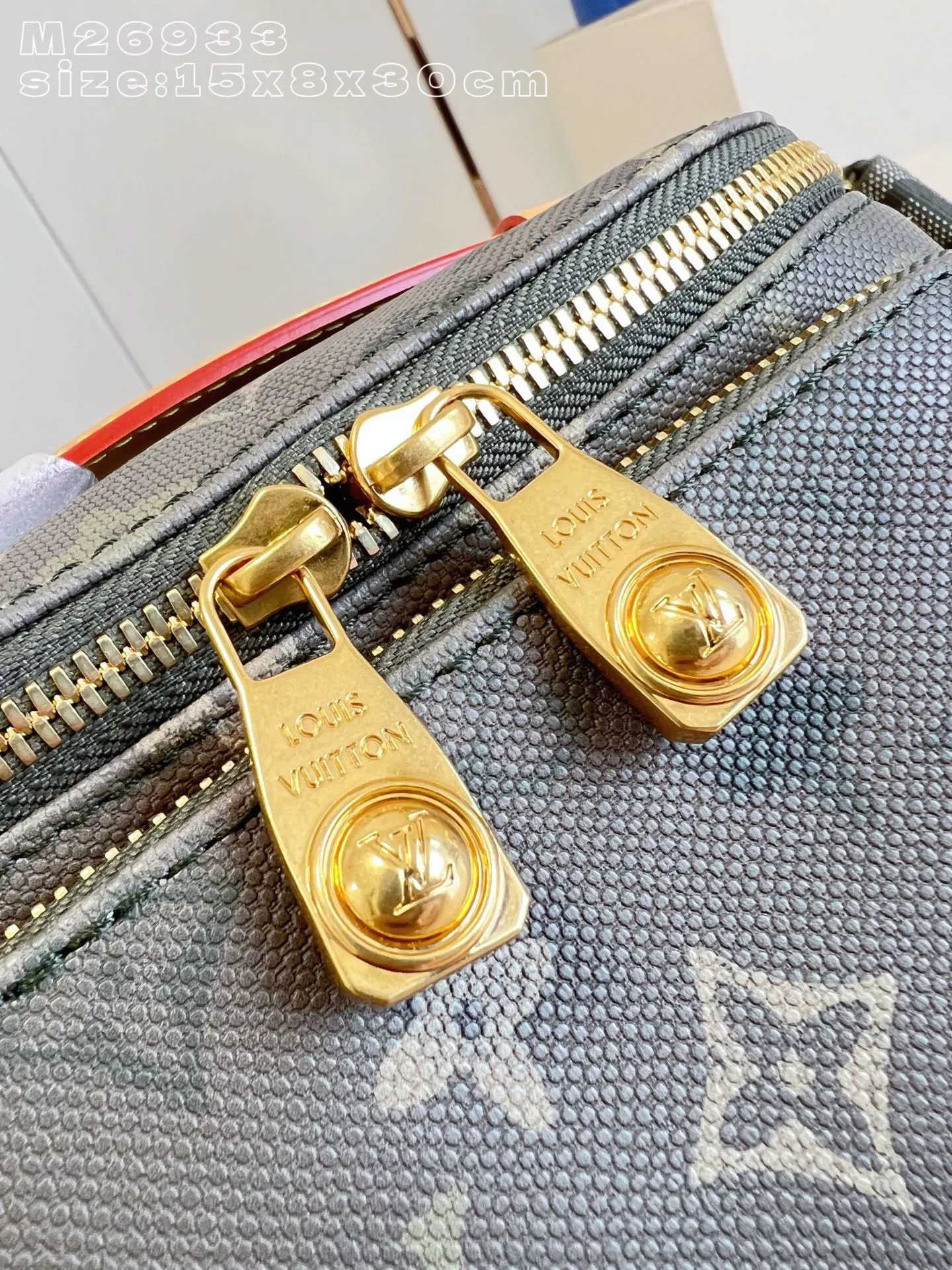 LV 帆布 拉链前袋与主隔层方便存取日常所需 可调节肩带可系于腰 腰包 休閒腰包款
