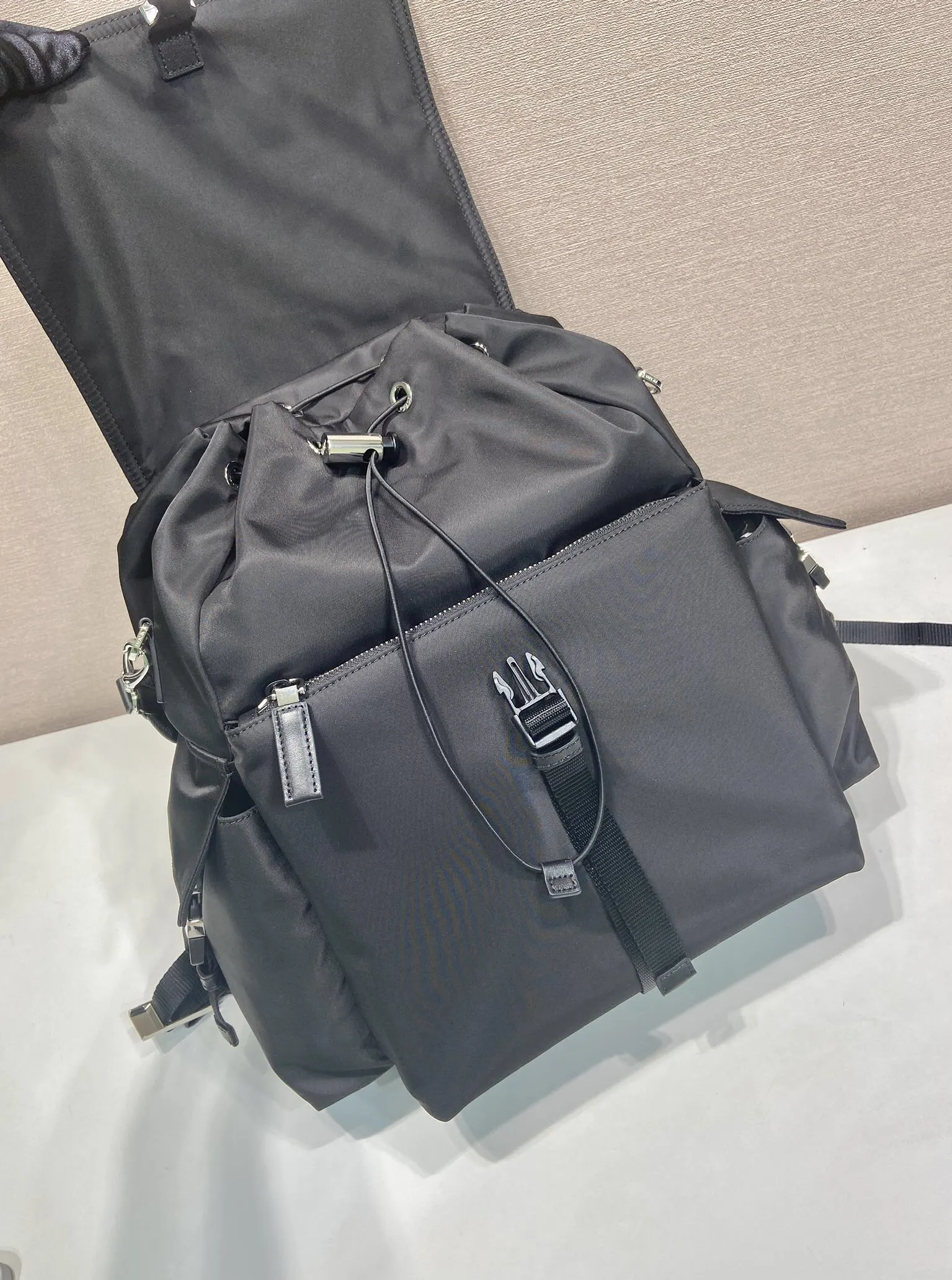 Prada Re-Nylon 2VZ118 皮革 双肩包