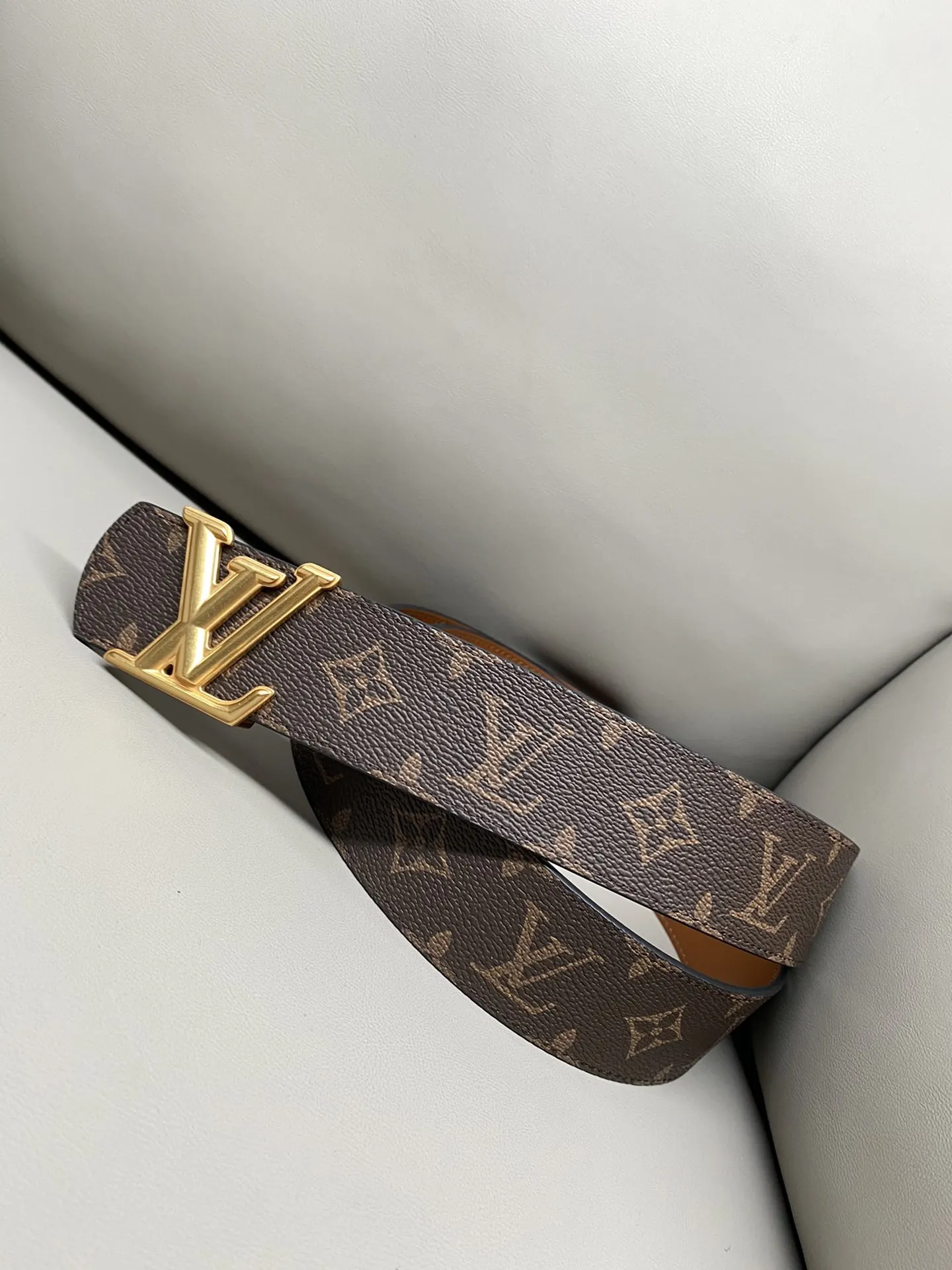 LV Double Sided Belt, Business Casual Image 3 LV Double Sided Belt, Business Casual Image 3