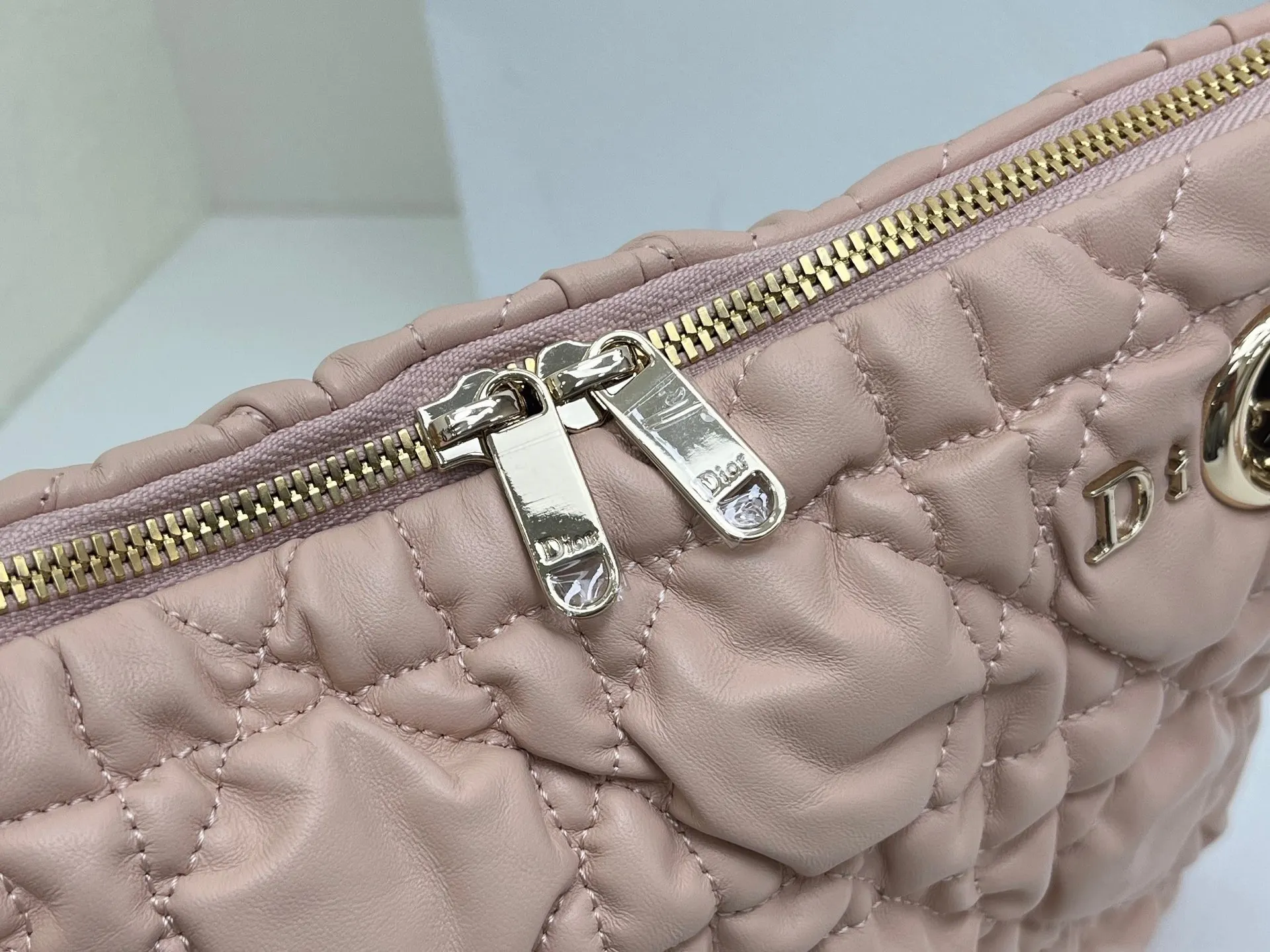 Dior 突显饰以蓬蓬超大藤格纹的新材质 为经典图案注入立体风 链条包 精致链条款
