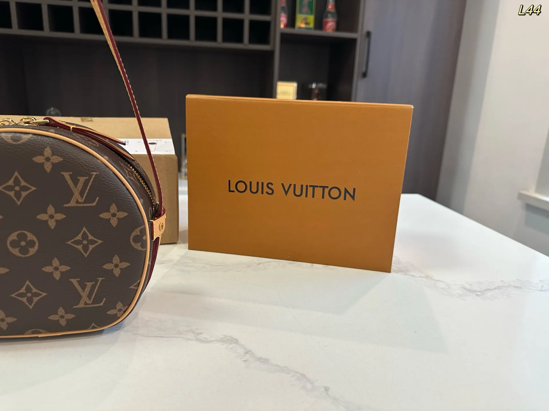 LV 钢五金 斜挎包 轻便斜挎款