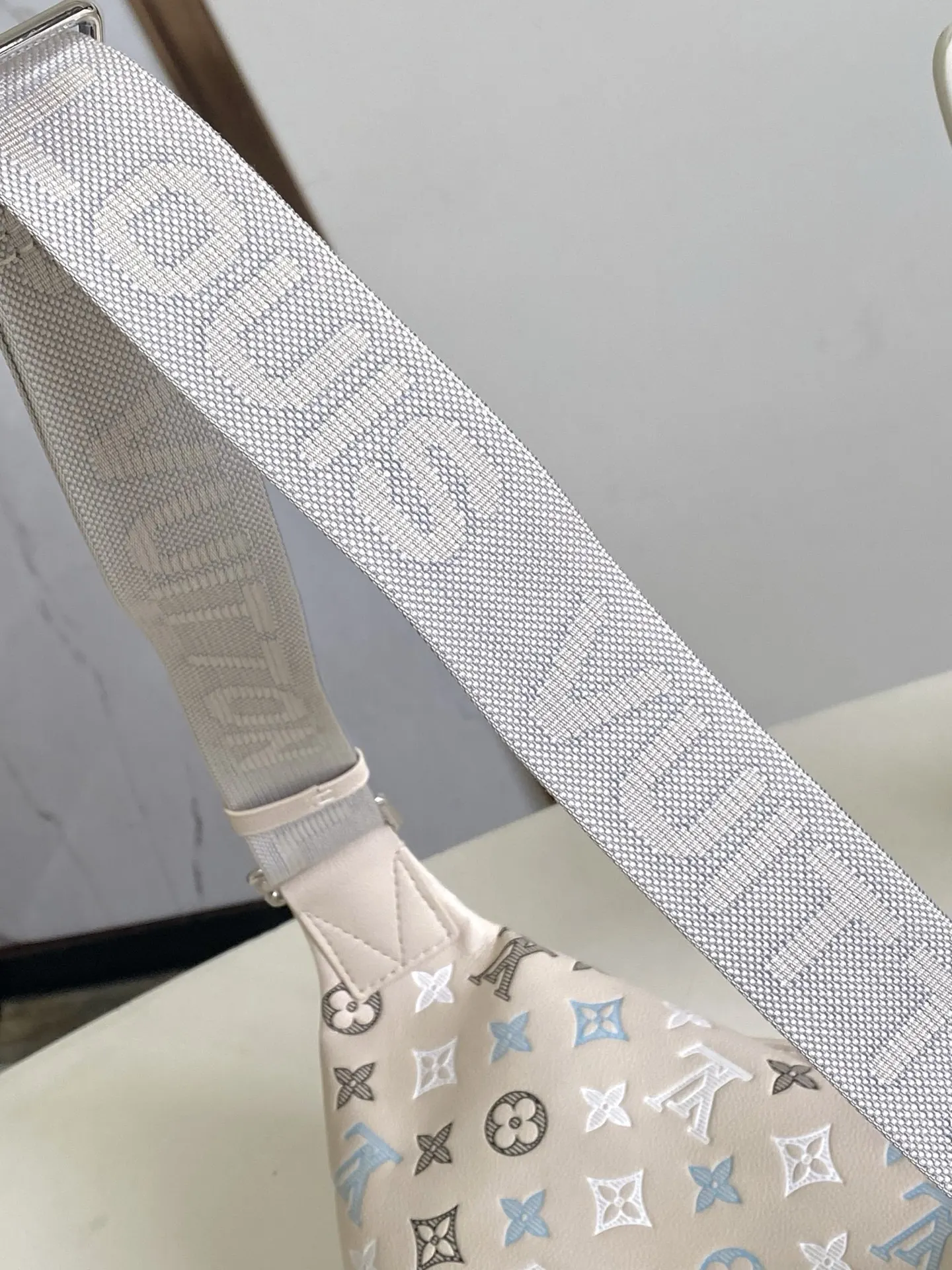 LV 牛皮 束带拥有细腻织纹和撞色标识 方便系在腰部 肩背或斜挎 腰包 休閒腰包款