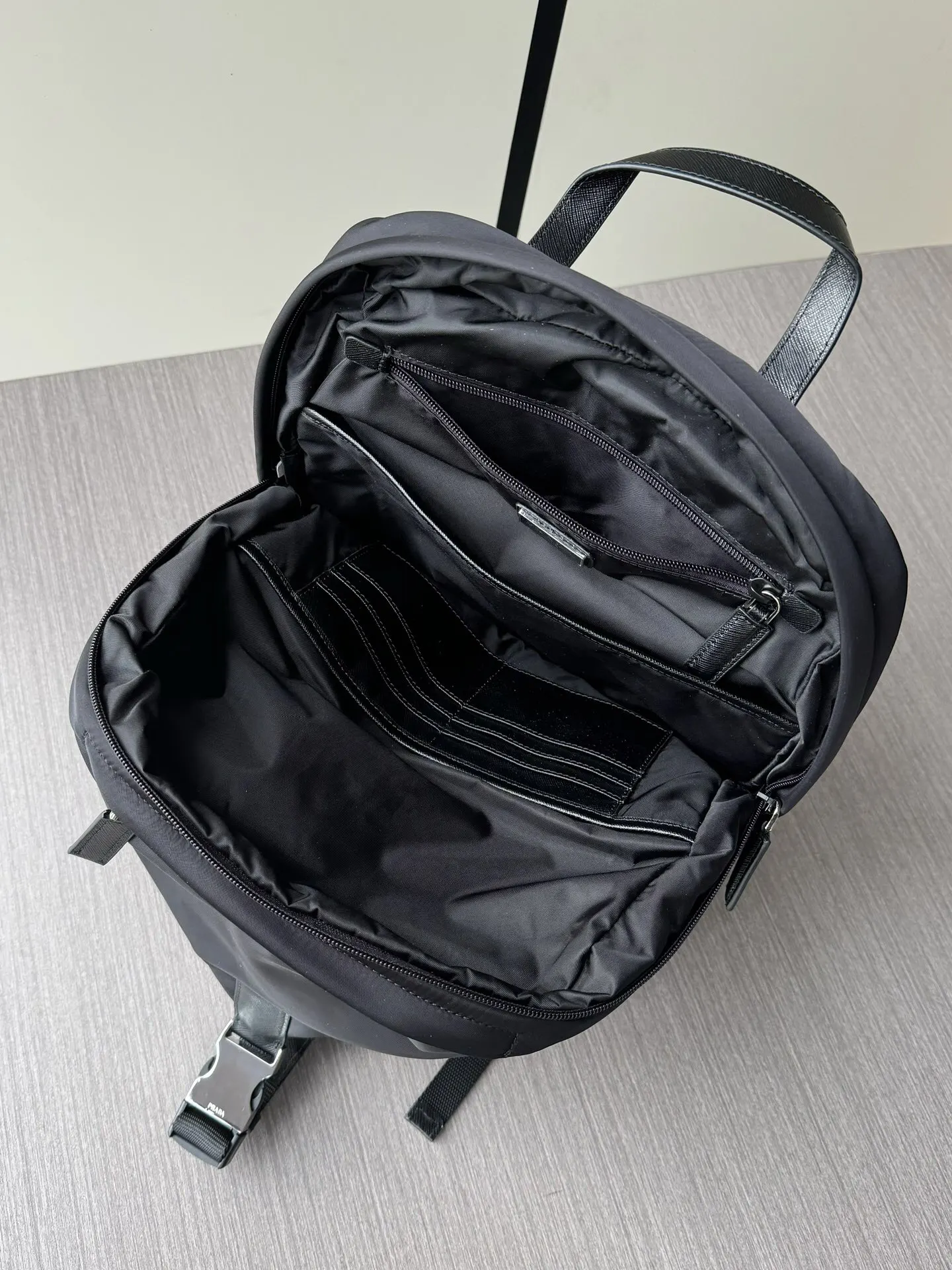 PRADA 黑色 Re-Nylon尼龙 牛皮 双肩背包 轻便实用款