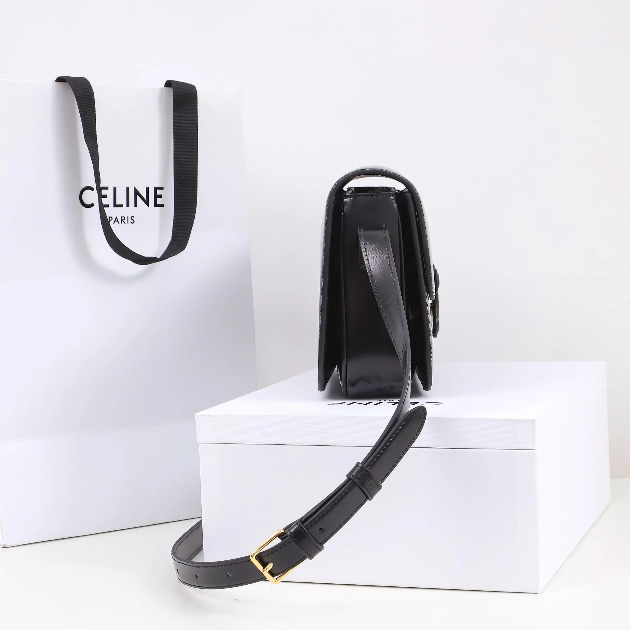 Celine 牛皮 将复古元素与品牌一向拿手的利落线条向结合 气质高贵 水桶包 休闲水桶款