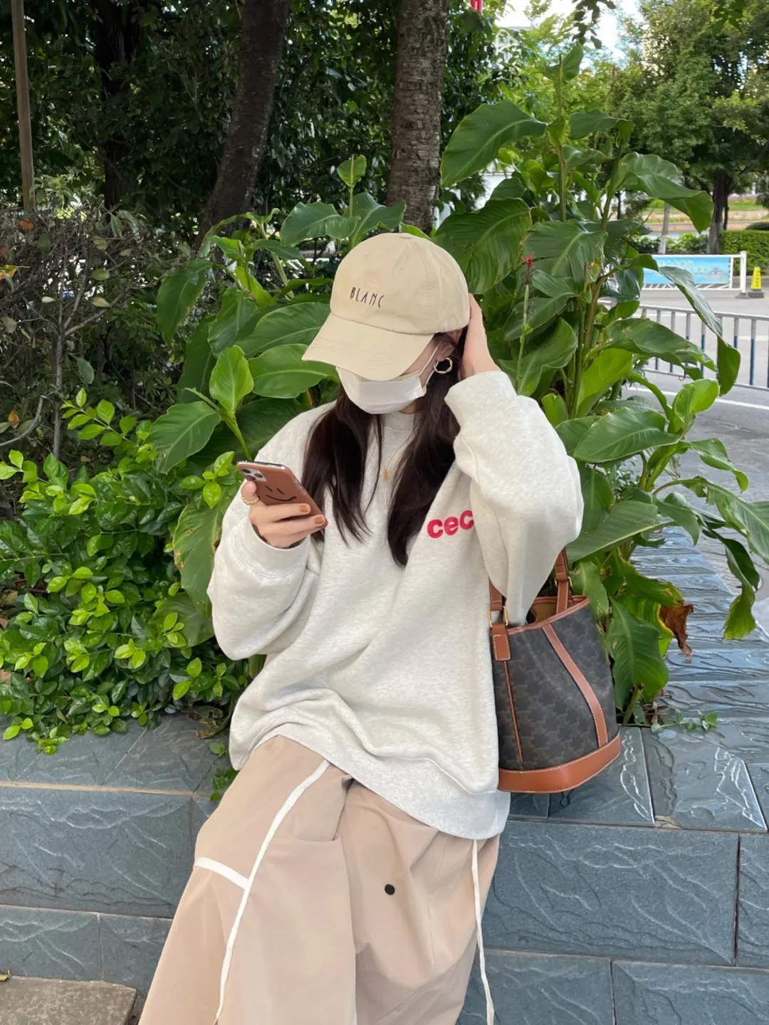 Celine 轻轻松松现在的真是美炸了 实力出圈 太好看了 斜挎肩 水桶包 休閒水桶款