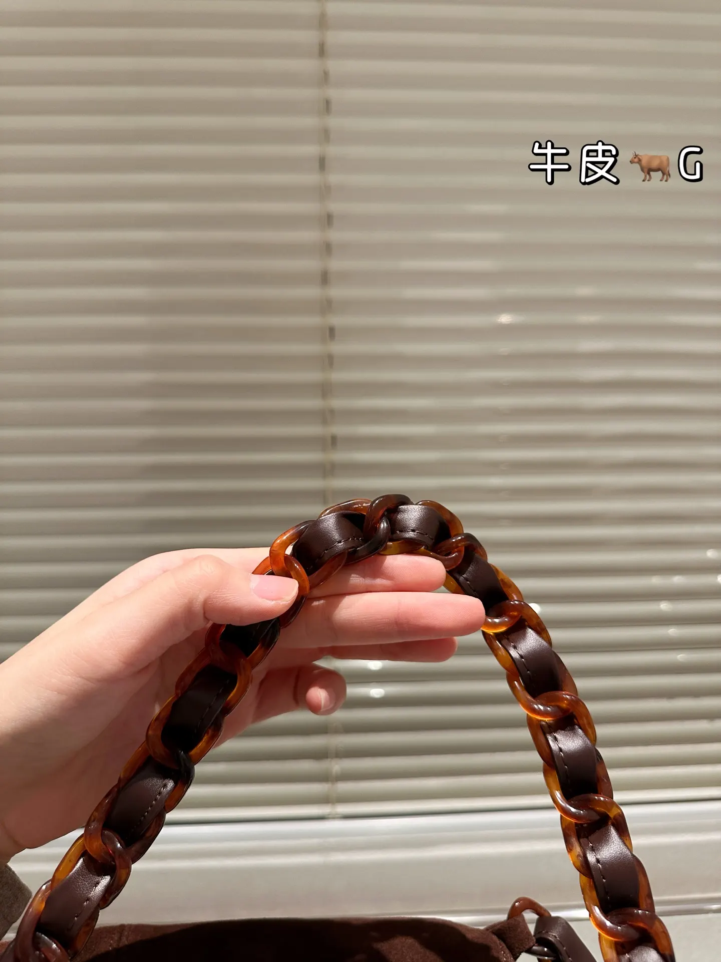 棕色 麂皮 正面双ogo超经典 低调又有辦识度 链条包 精致链条款