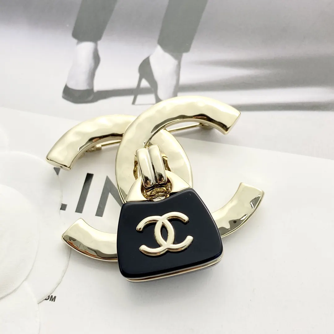 Chanel 胸针 造型点缀