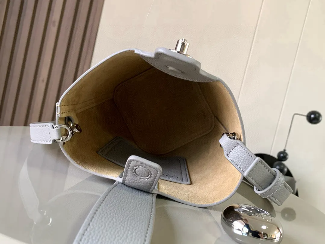 牛皮 迷你柔软粒面牛皮革 bble Bucket 水桶手袋 水桶包 休闲水桶款