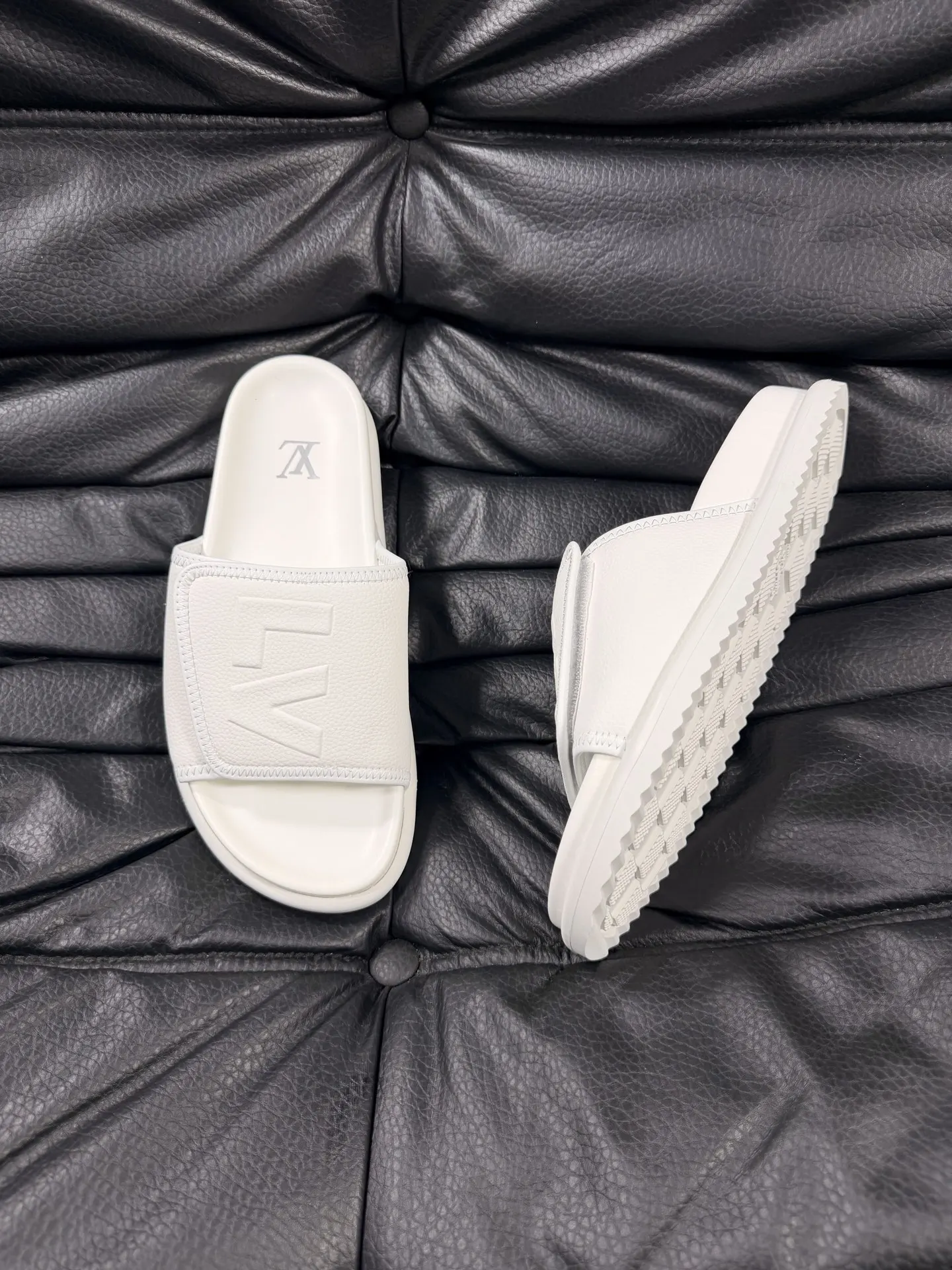 LV platform slippers, casual and versatile Image 2 LV platform slippers, casual and versatile Image 2
