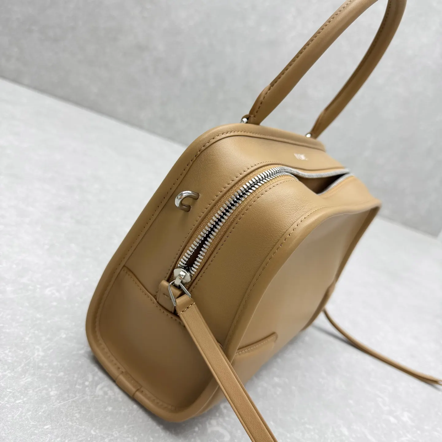 Loewe 皮革 斜背包 輕便斜挎款