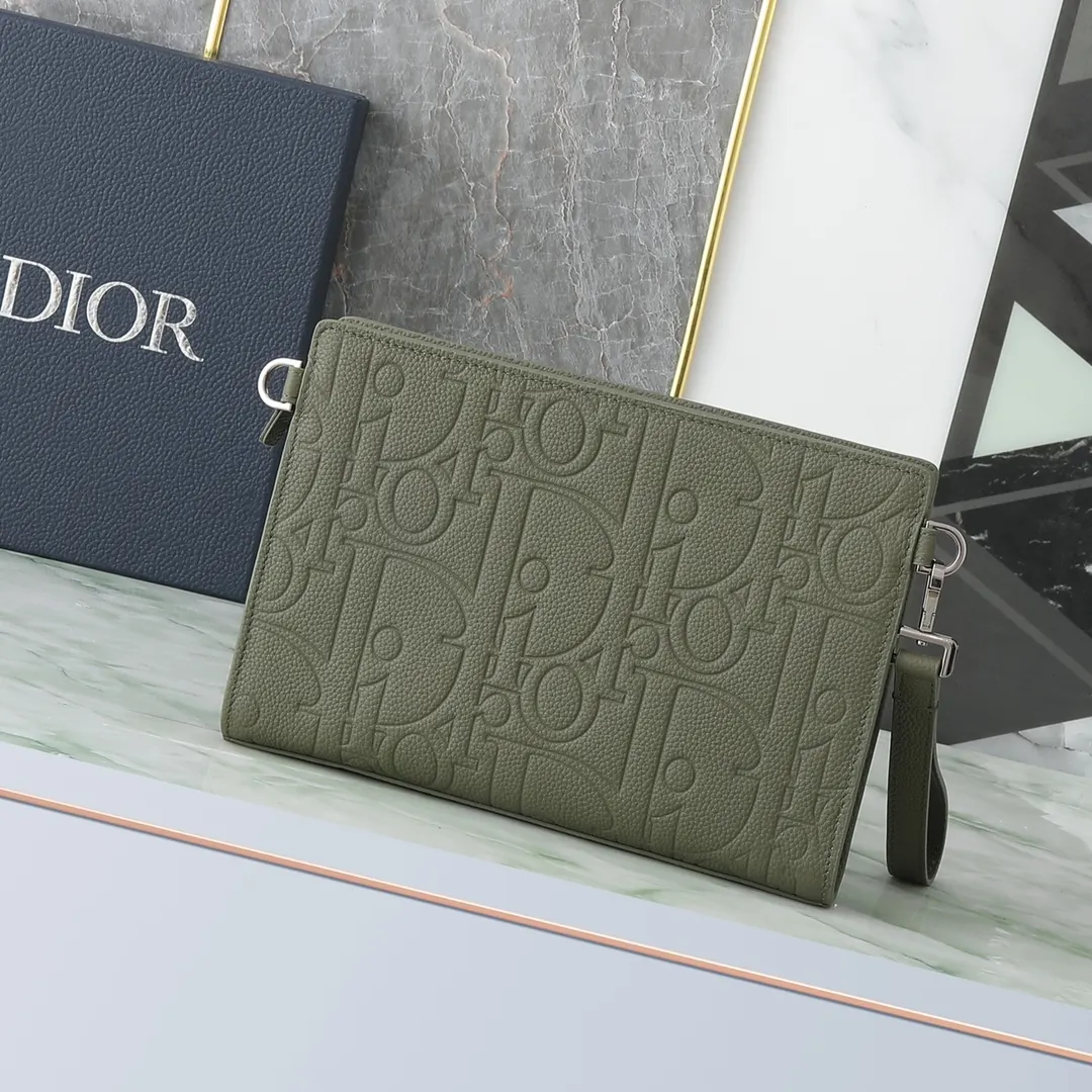 Dior 卡其 牛皮 宽敞的拉链隔层适合收纳手机 还设有六个卡槽 手拿包 精致手拿款
