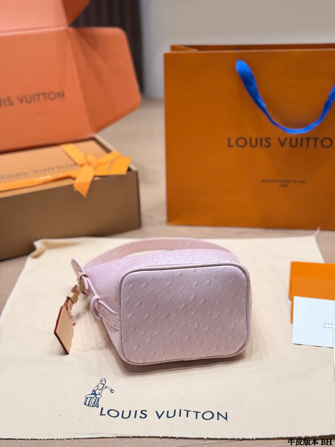 LV 粉色 牛仔 牛皮 經典水桶造型 弧形手柄 手提或斜挎都很时髦 水桶包 休閒水桶款(數字8) LV 粉色 牛仔 牛皮 經典水桶造型 弧形手柄 手提或斜挎都很时髦 水桶包 休閒水桶款(數字8)
