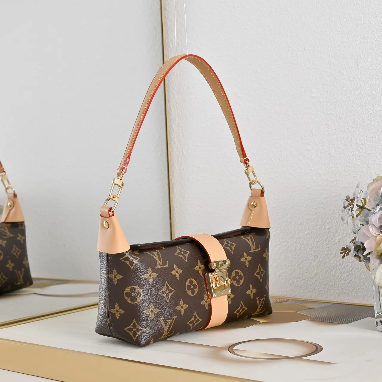 LV Pochette 手提包(數字4) LV Pochette 手提包(數字4)