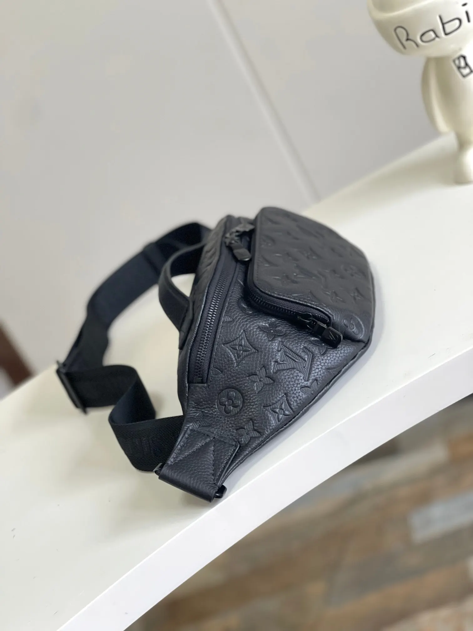 牛皮 贴身构型方便取放主隔层物品 可调节背带实现系腰 肩背 腰包 休闲腰包款