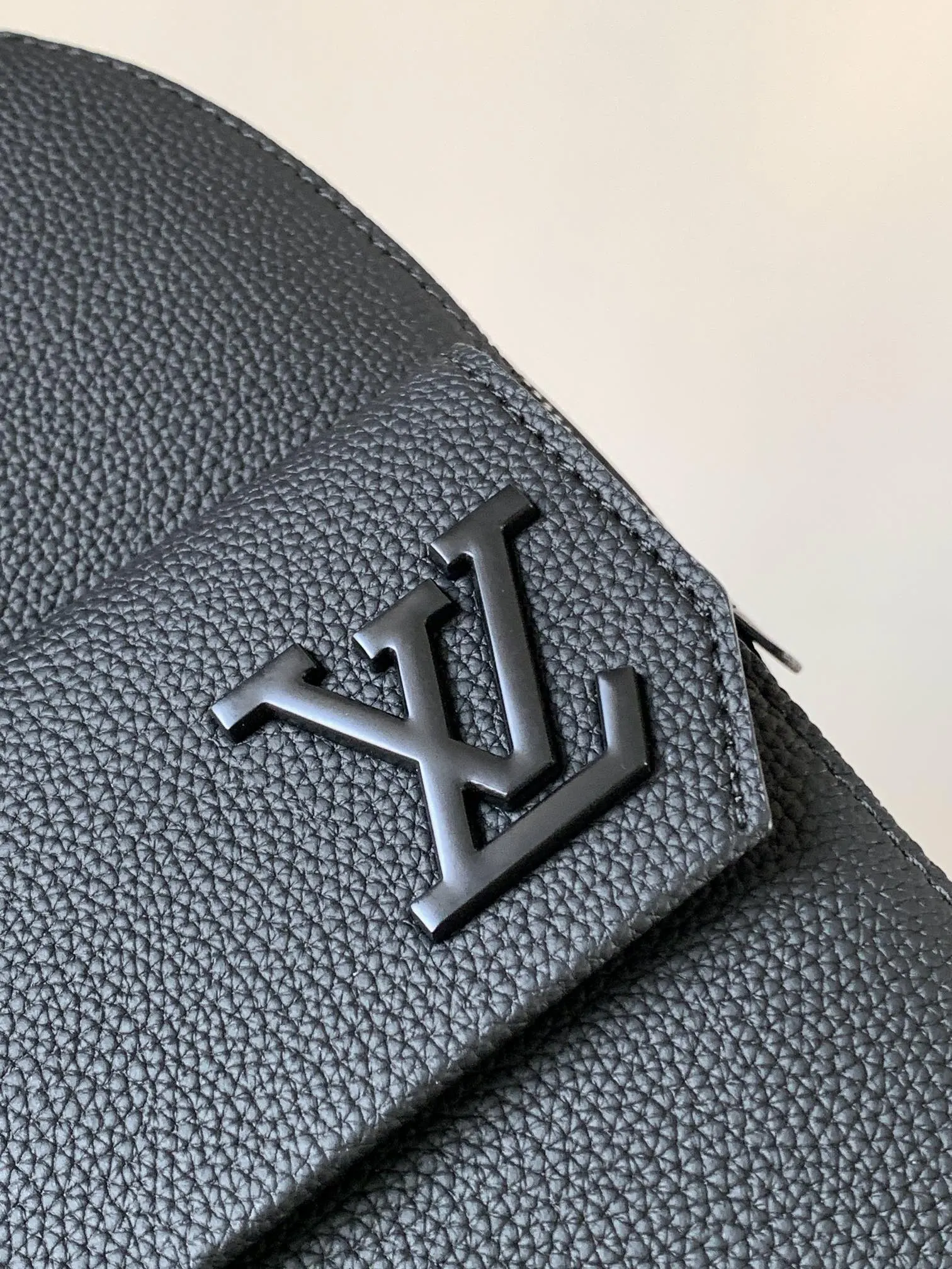 LV 黑色 蓝色 牛皮 双肩包 实用双肩款