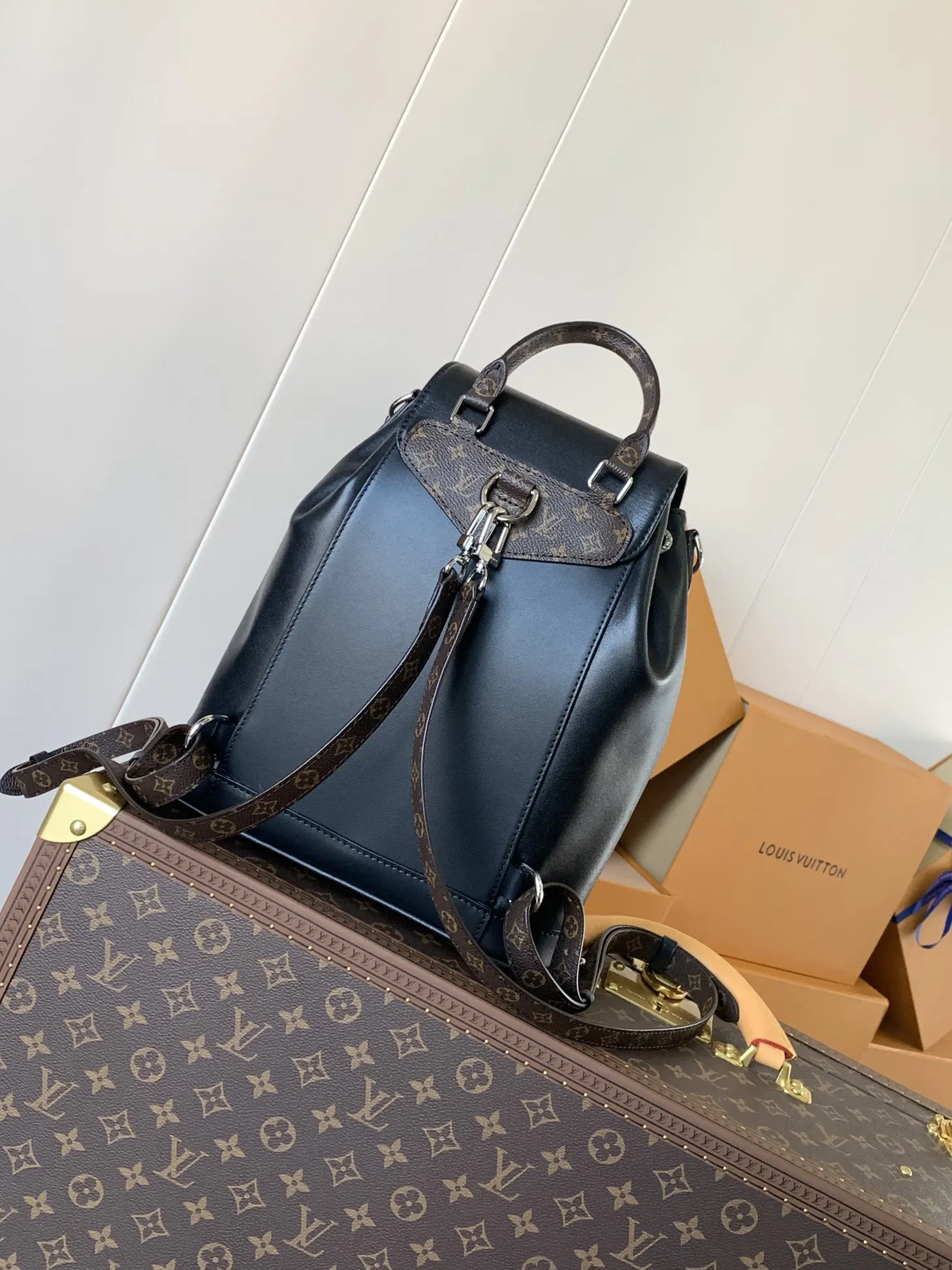 LV 羊皮 拉链前袋令小件物品稳妥随行 雙肩包 实用雙肩款