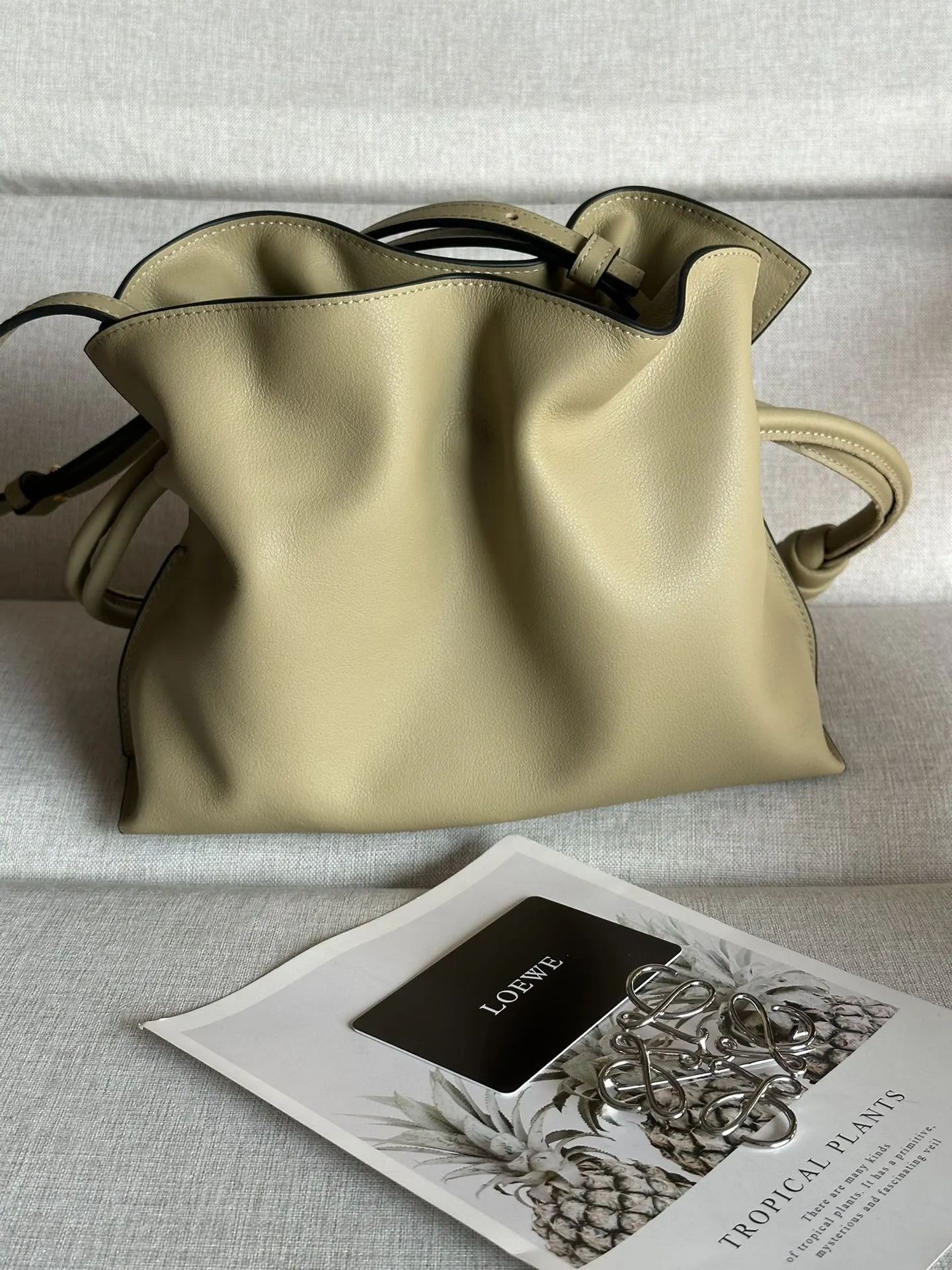 Loewe 金色 牛皮 手拿包 精致手拿款