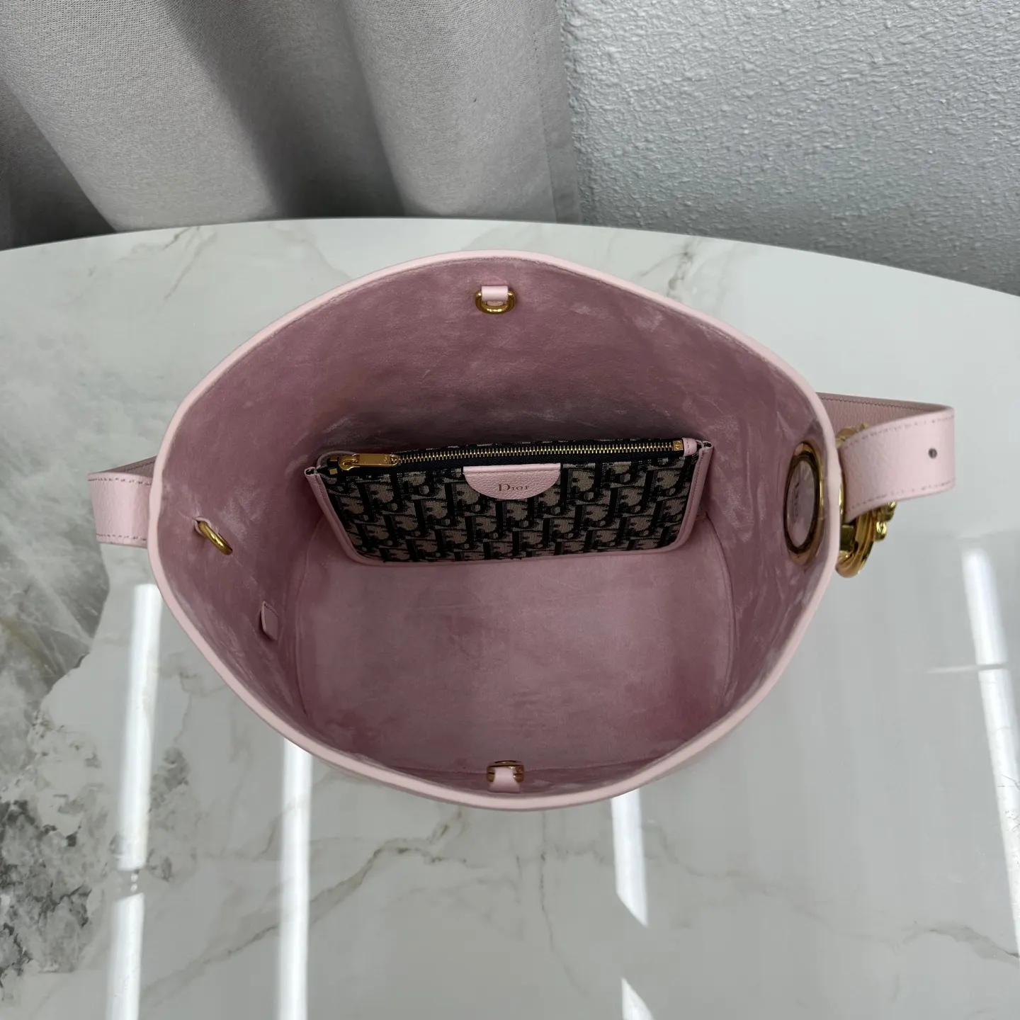 牛皮 水桶包呈现柔软时髦的廓形饰以可拆卸的拉链小袋 搭 通 休闲水桶款