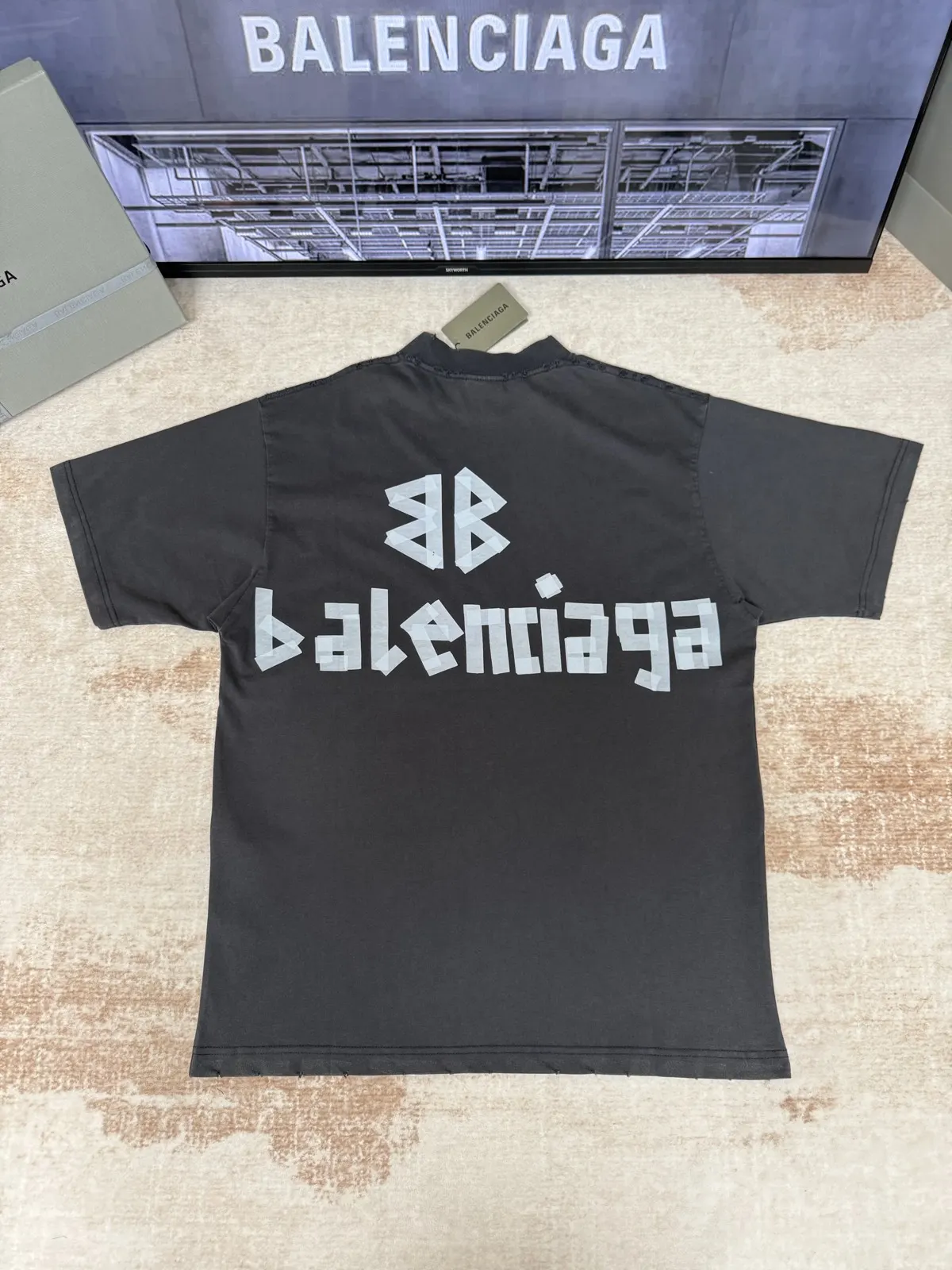 Balenciaga 灰色 Logo 短袖T恤(數字5) Balenciaga 灰色 Logo 短袖T恤(數字5)