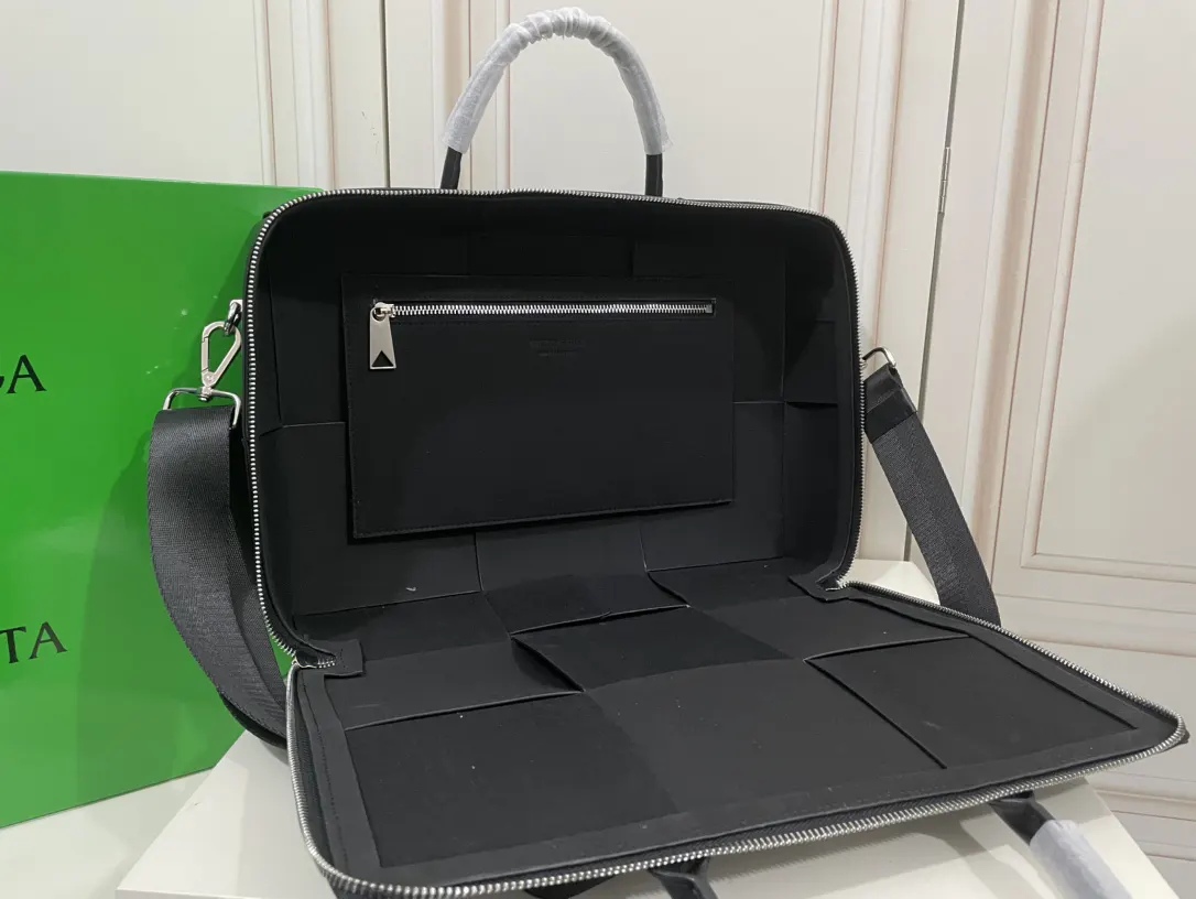 Bottega Veneta 銀色 牛皮 公文包 商務通勤款(數字9) Bottega Veneta 銀色 牛皮 公文包 商務通勤款(數字9)