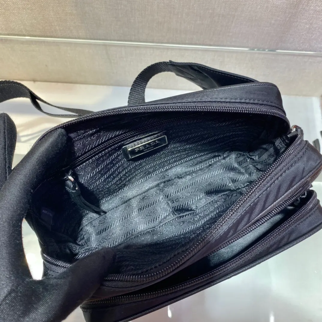 皮革 經典又時尚 男女共用款 上身效果非常赞 腰包胸包两 休閒腰包款(數字9) 皮革 經典又時尚 男女共用款 上身效果非常赞 腰包胸包两 休閒腰包款(數字9)