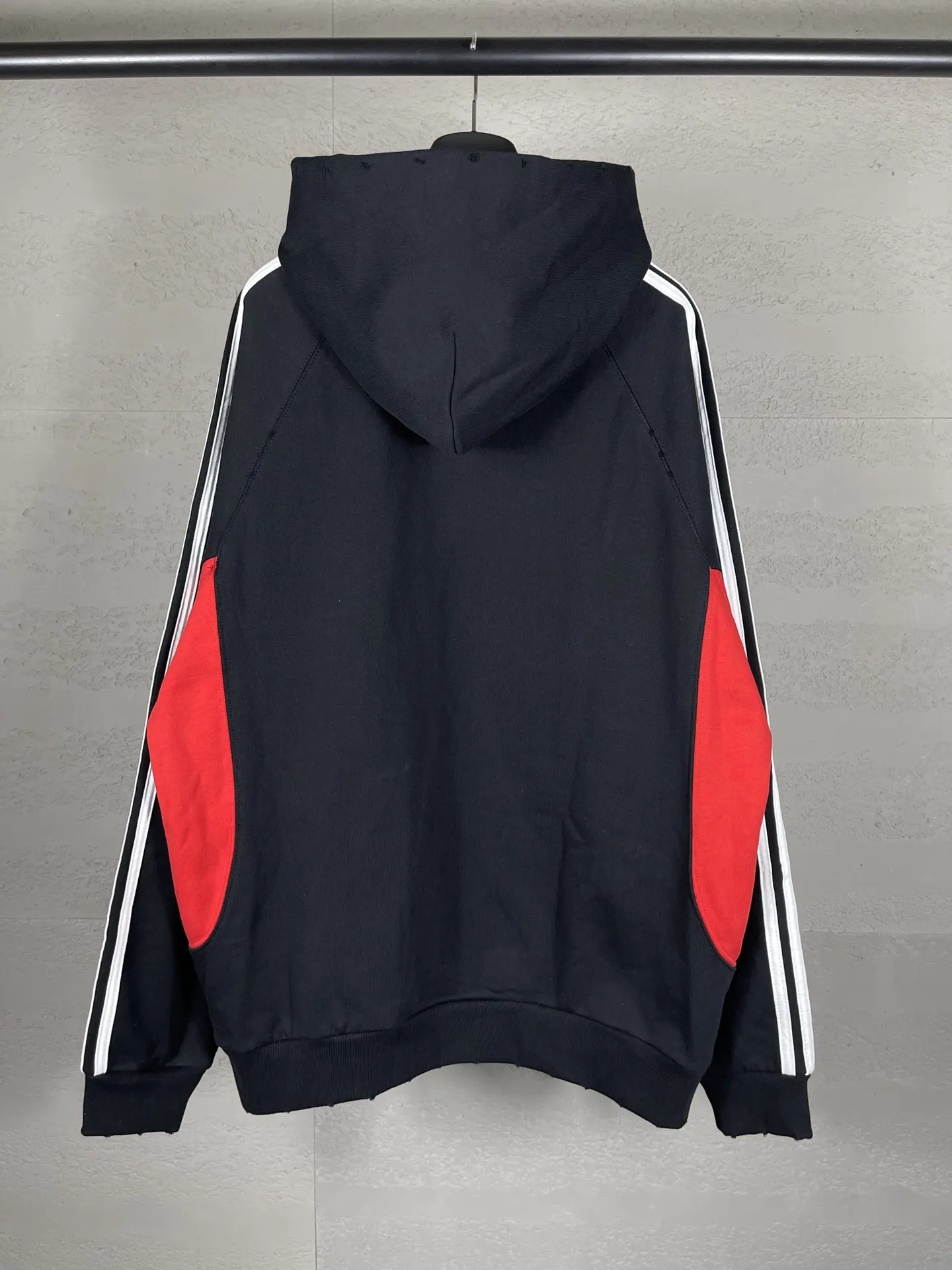 Balenciaga 联名拼色连帽卫衣 黑红