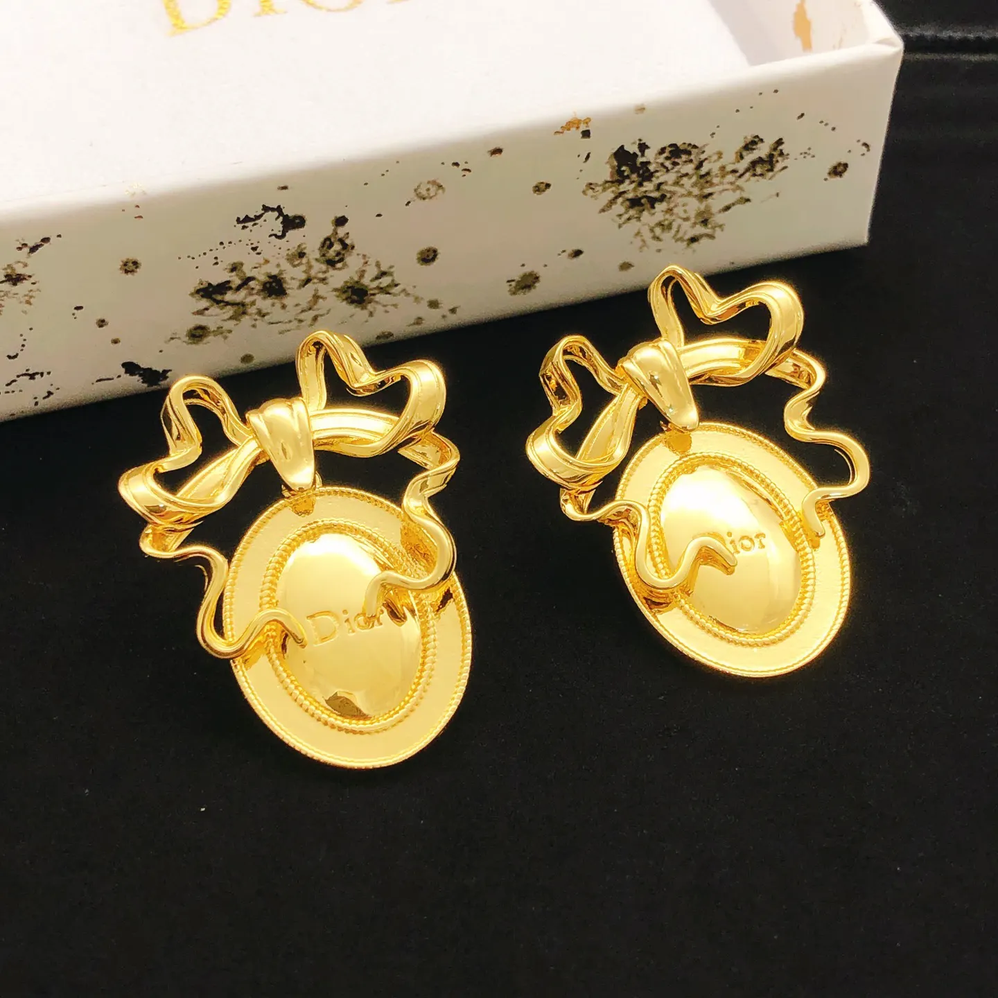 Dior 蝴蝶 圆形 耳钉 小巧点缀款