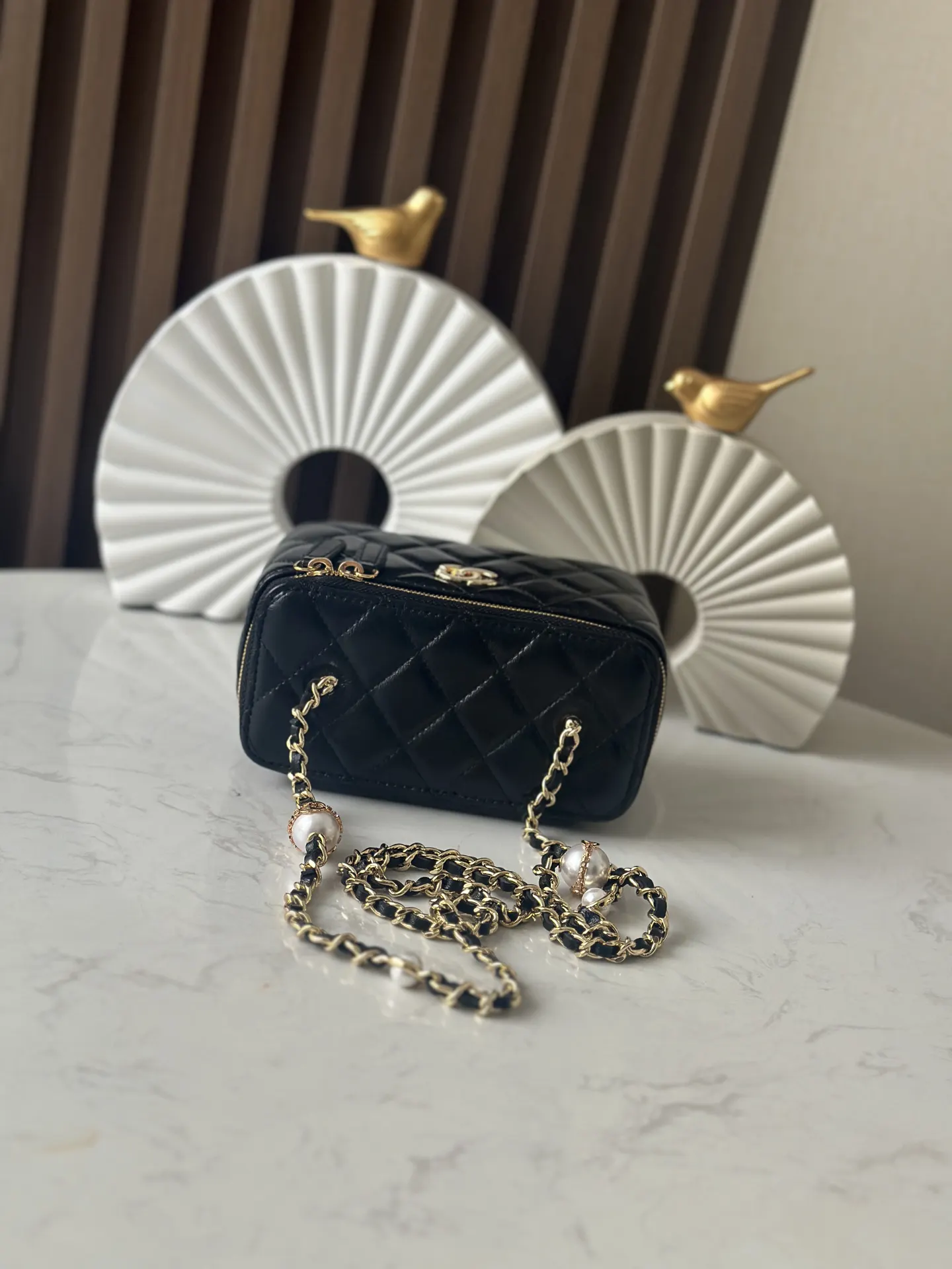 Chanel 黑色菱格羊皮化妆包 金链