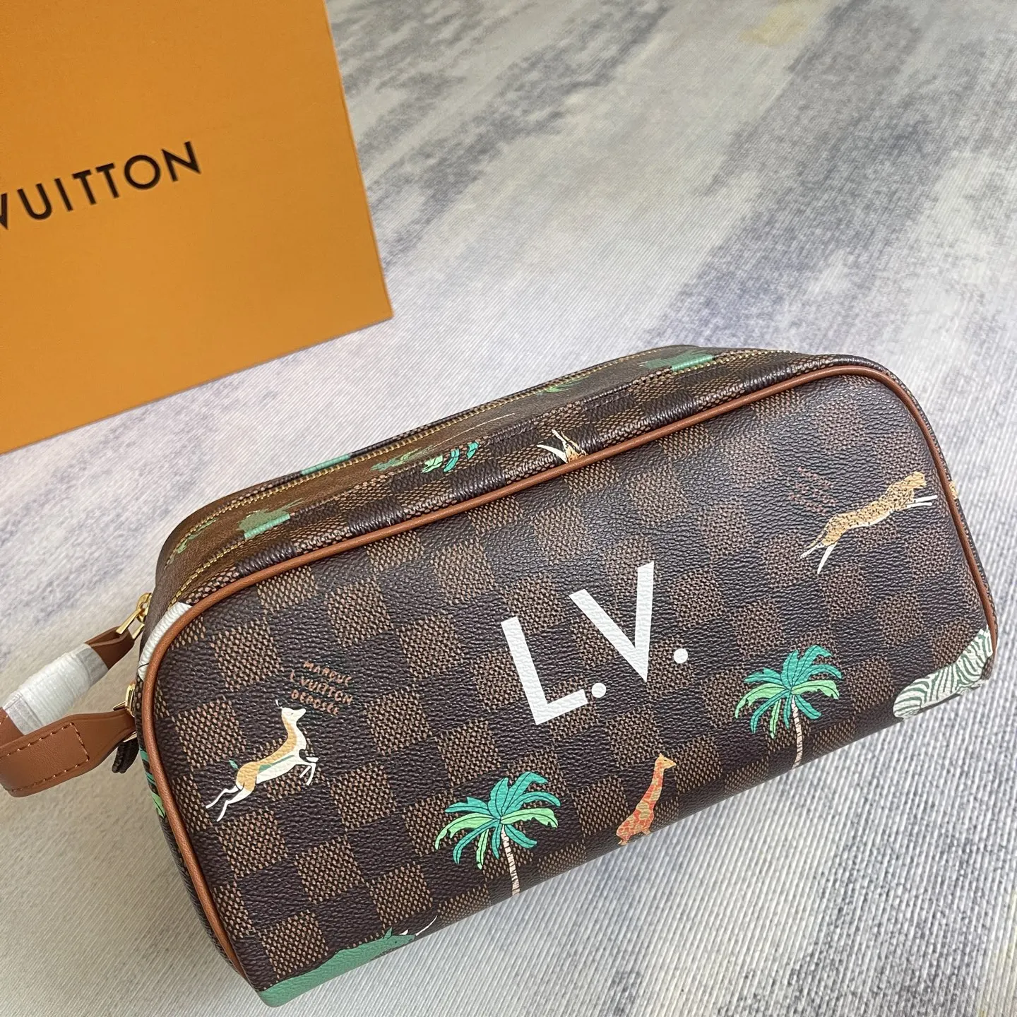 LV 牛皮 皮質宽手柄可舒適提携 亦可置于挂钩上 实乃不可或缺的 化妝包 便携收納款