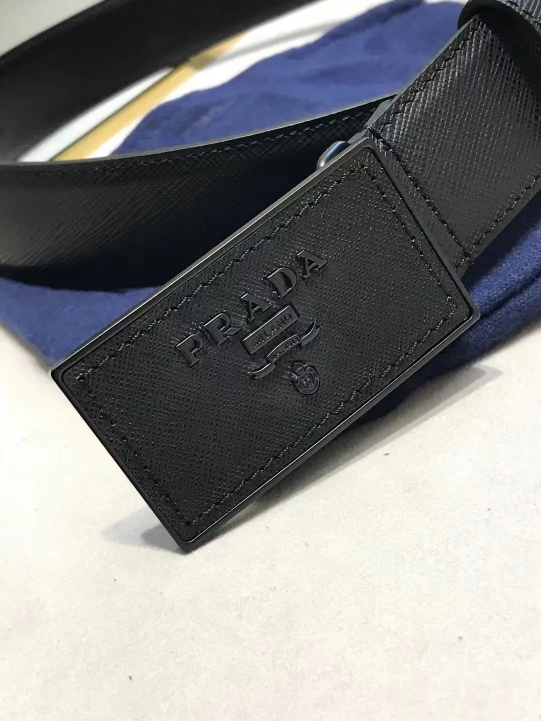 Prada 牛皮 三角标 腰带 通勤搭配