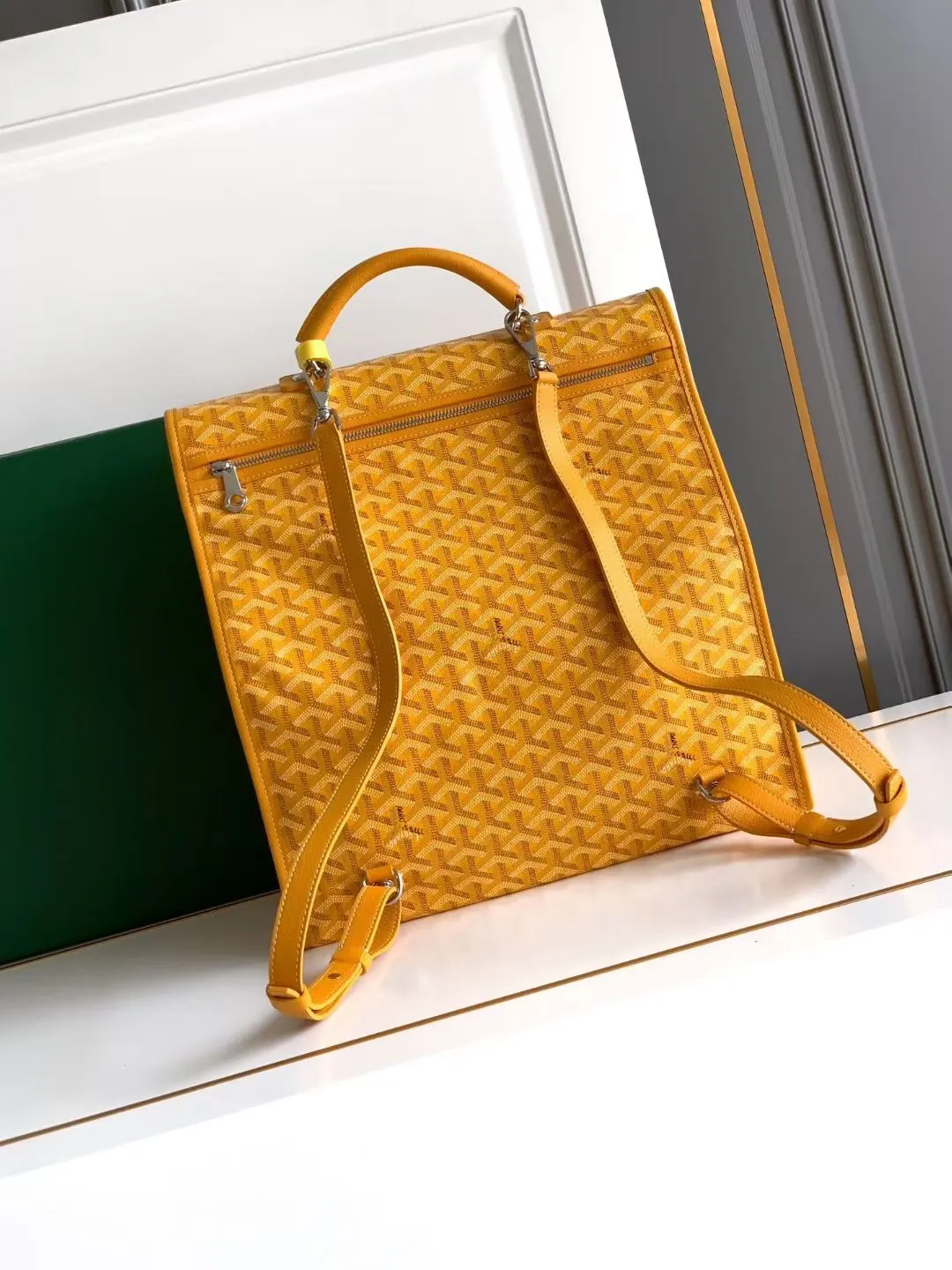 Goyard 黃色 利用位于包背面的按扣可以将它完全折叠 轻松存放入手提 雙肩包 实用雙肩款