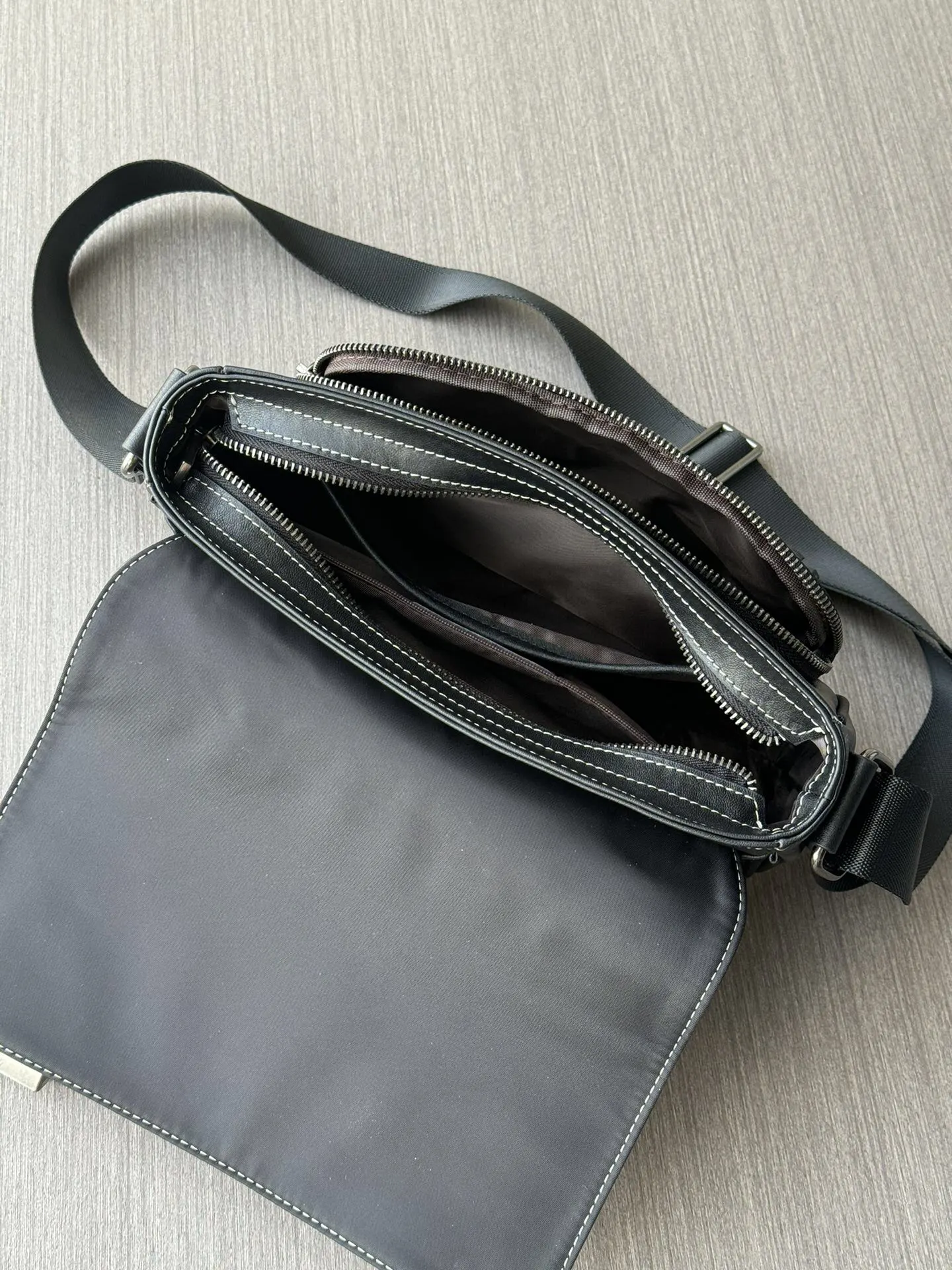 Prada 黑色 牛皮 Logo 斜挎包