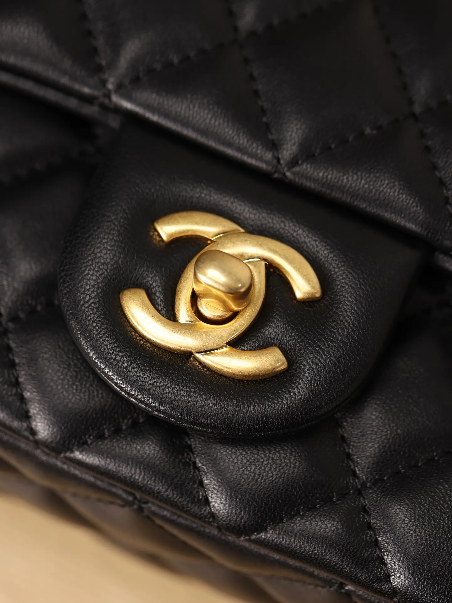 CHANEL 黑色 羊皮 斜挎包 轻便斜挎款