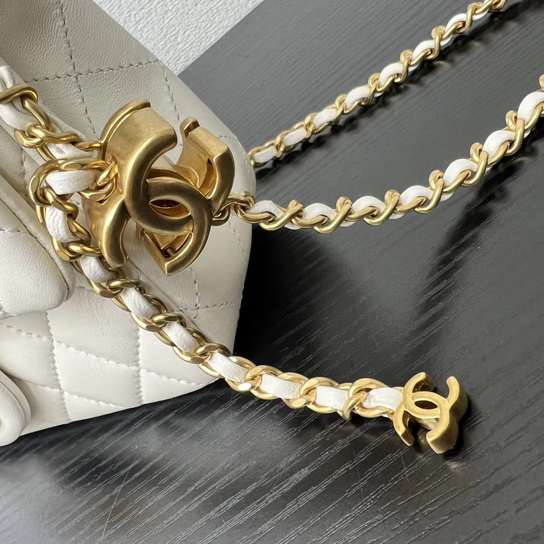 Chanel 米白色小羊皮菱格鏈條包 金扣
