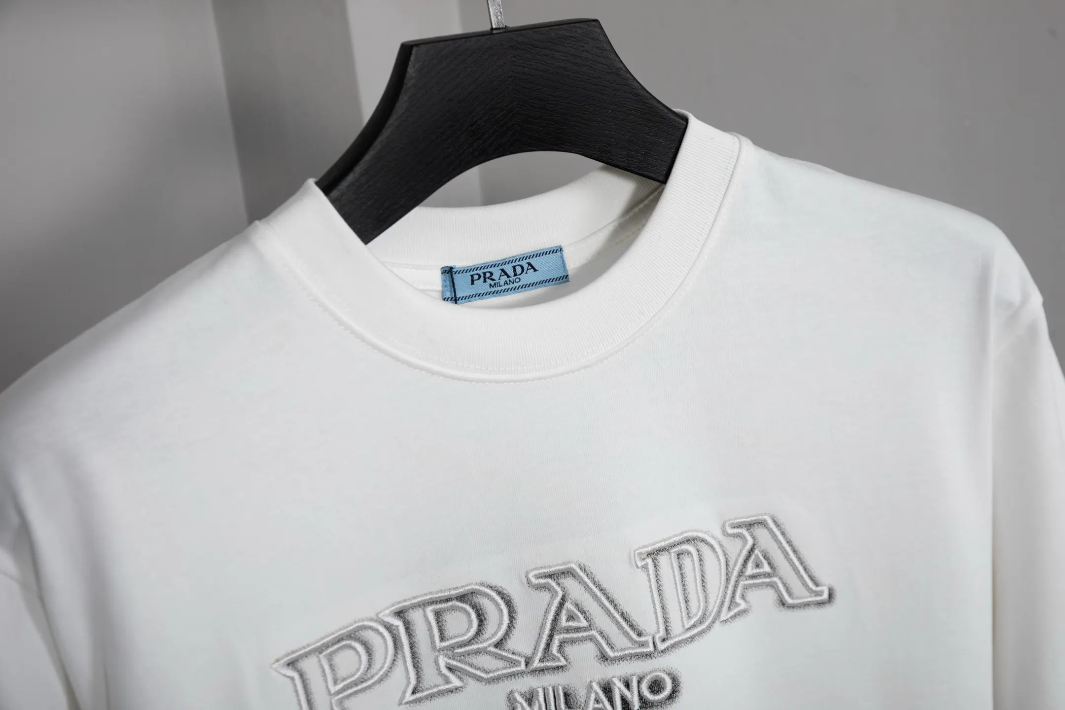 Prada 云雾立体字母刺绣 短袖T恤 高克重休闲