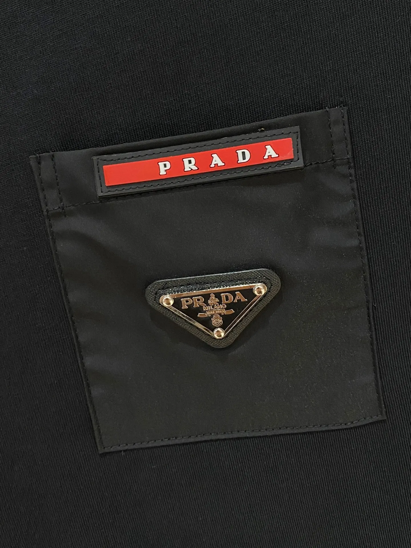 Prada 三角标胸袋短袖T恤 黑色袖口字母款