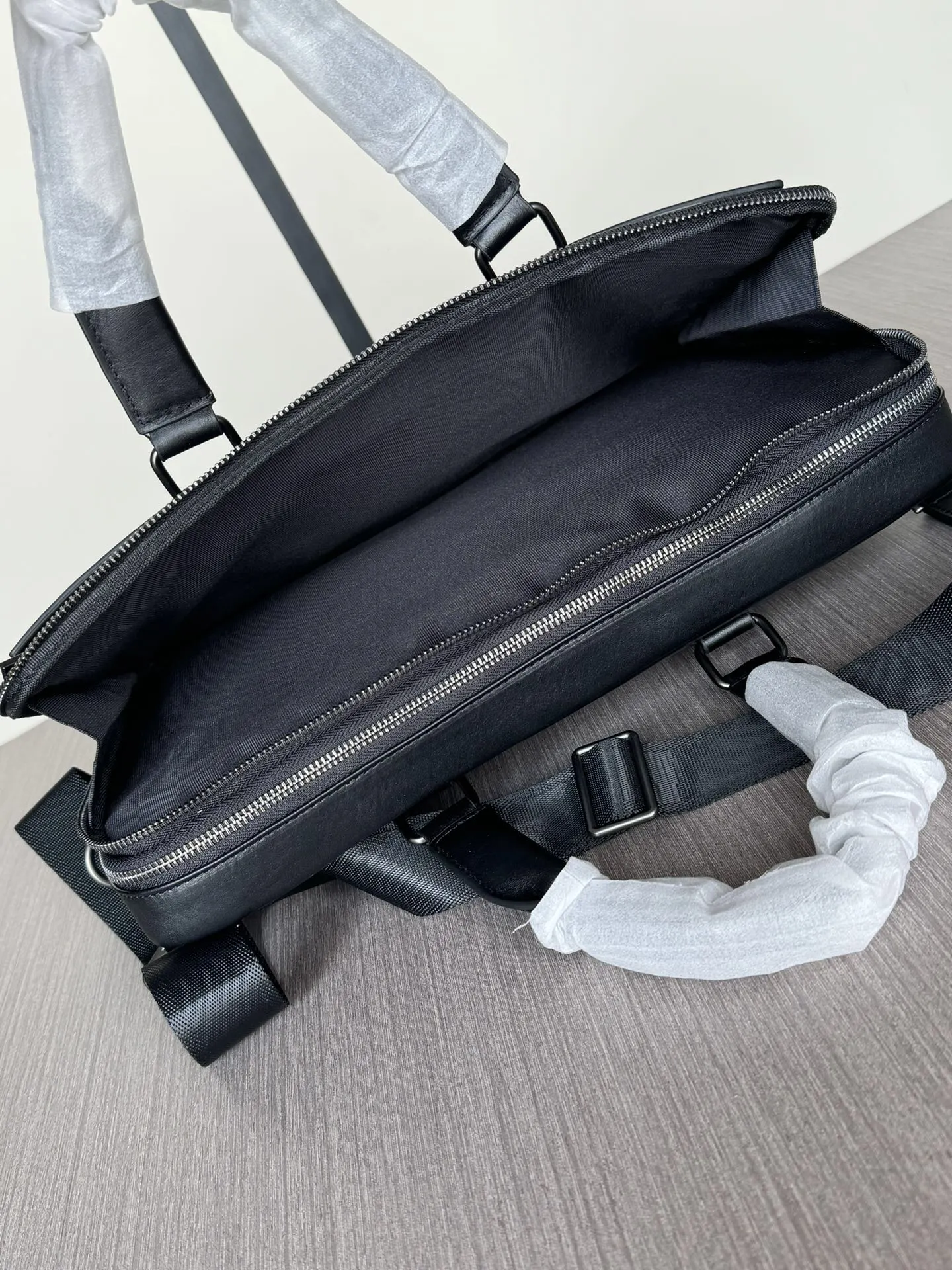 Prada 黑色 牛皮 厂价 公文包 商務通勤款